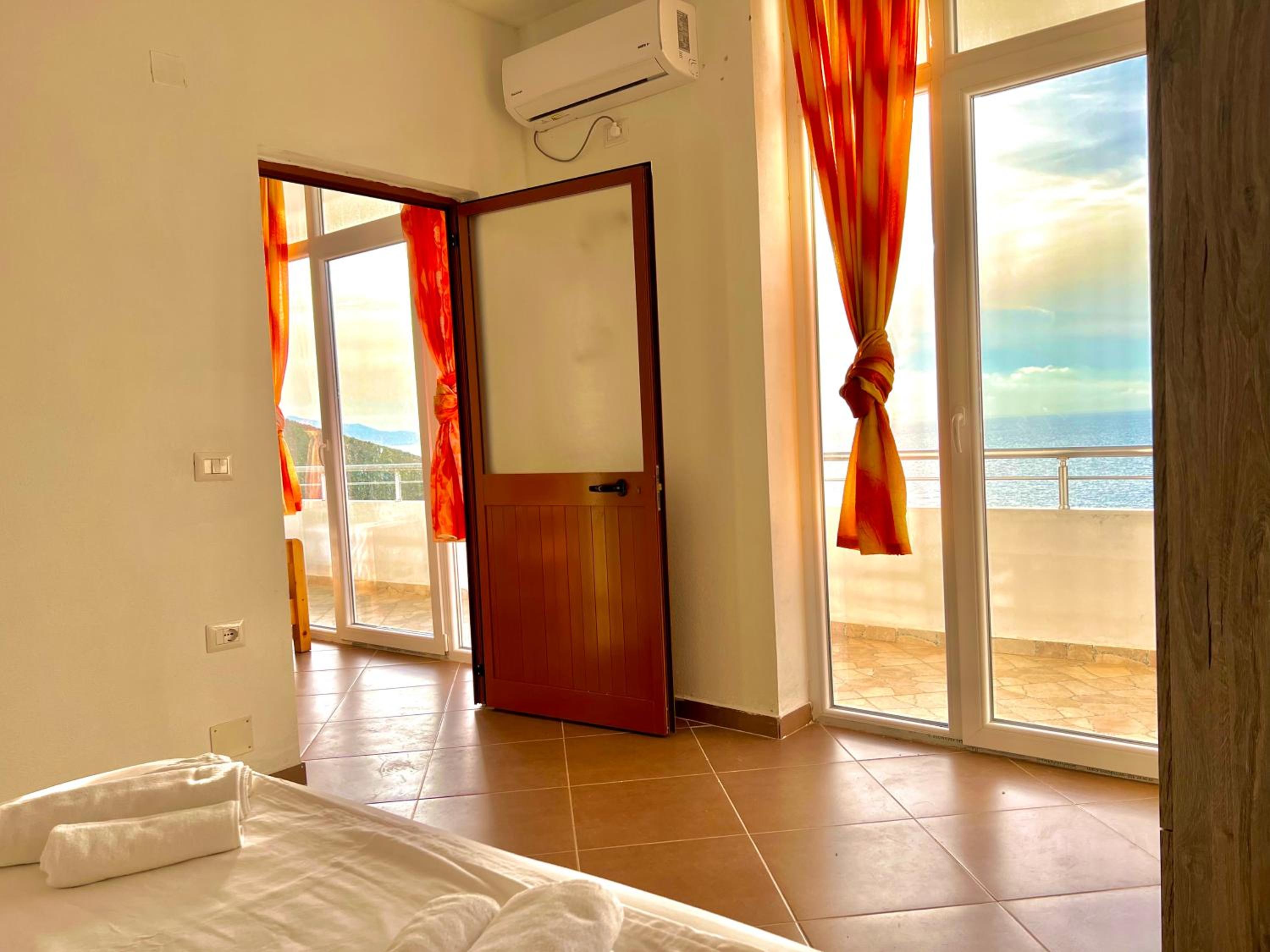 Redi's Seaview Apartments