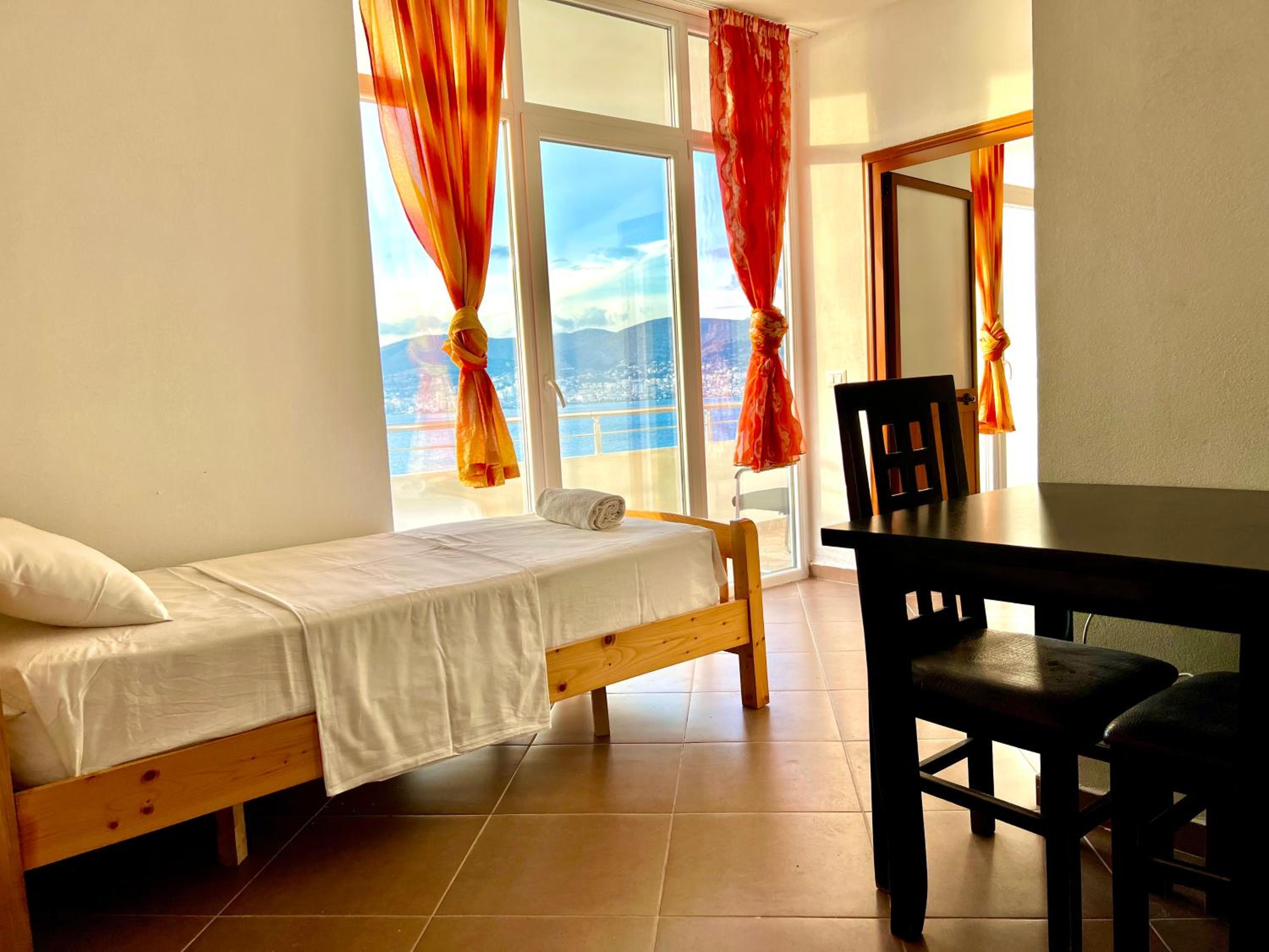 Redi's Seaview Apartments