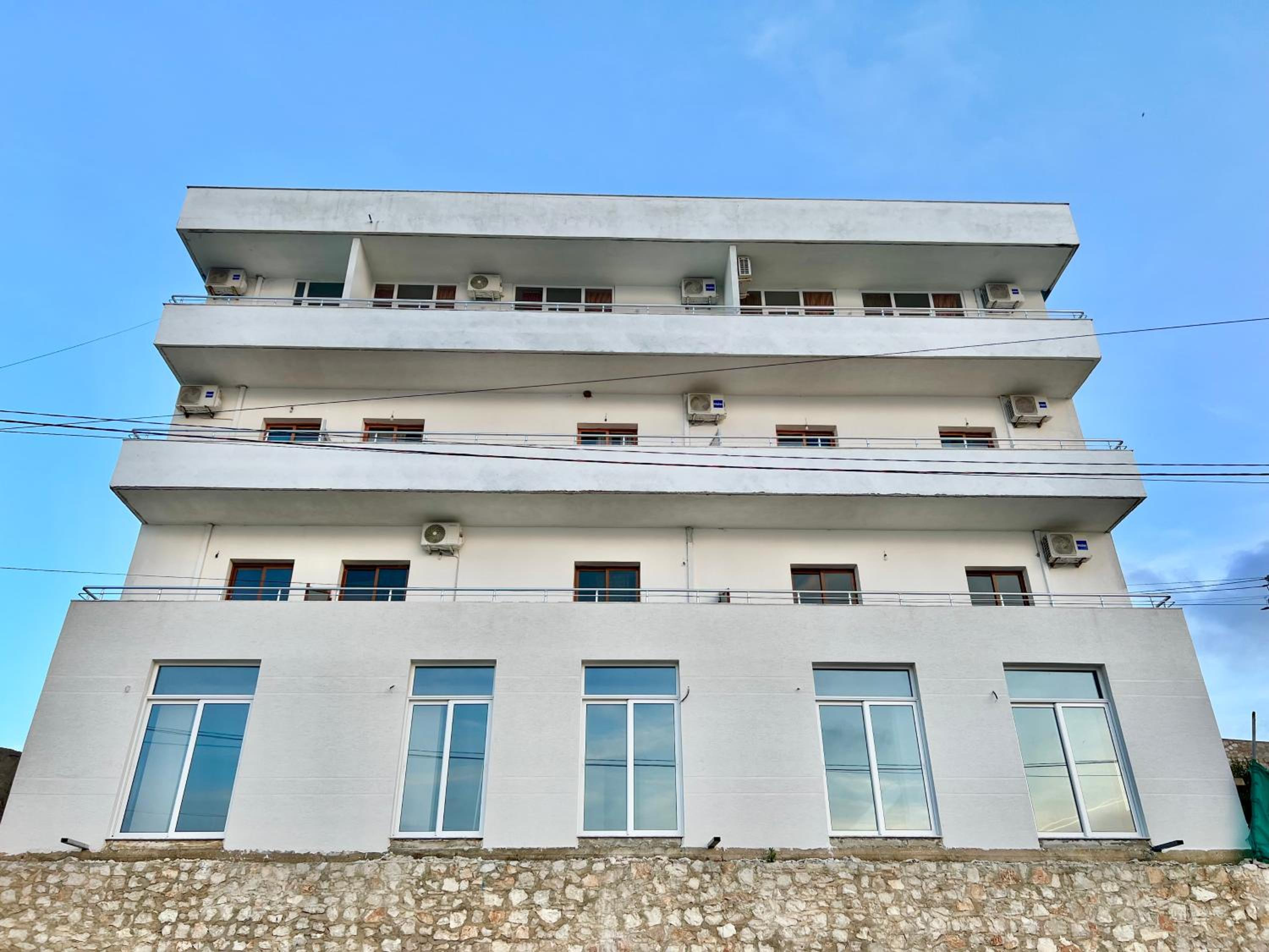 Redi's Seaview Apartments