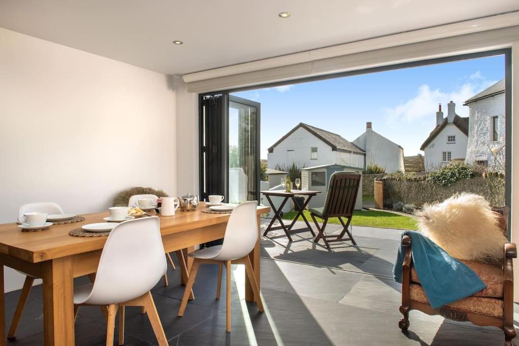 Luxury Cottage close to Cliffs & Surfing Beaches! view 4