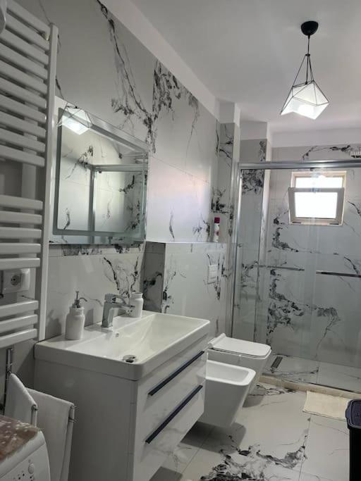 Spacious Apartment-Balcony-close Bus TIRANA Central Station-Self CheckIn 24hr-30 min Airport