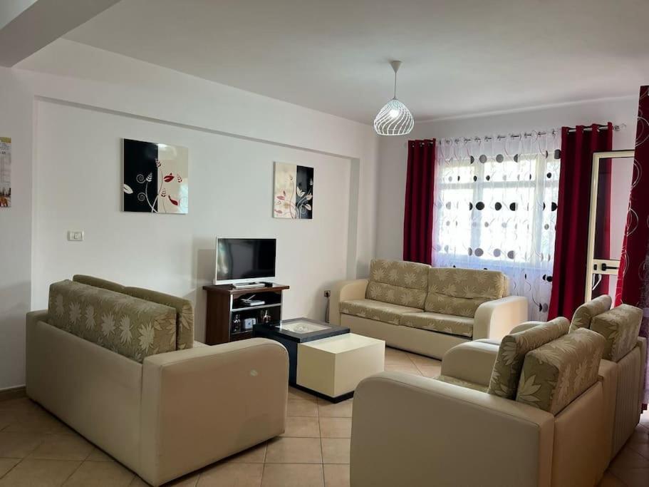 Spacious Apartment-Balcony-close Bus TIRANA Central Station-Self CheckIn 24hr-30 min Airport
