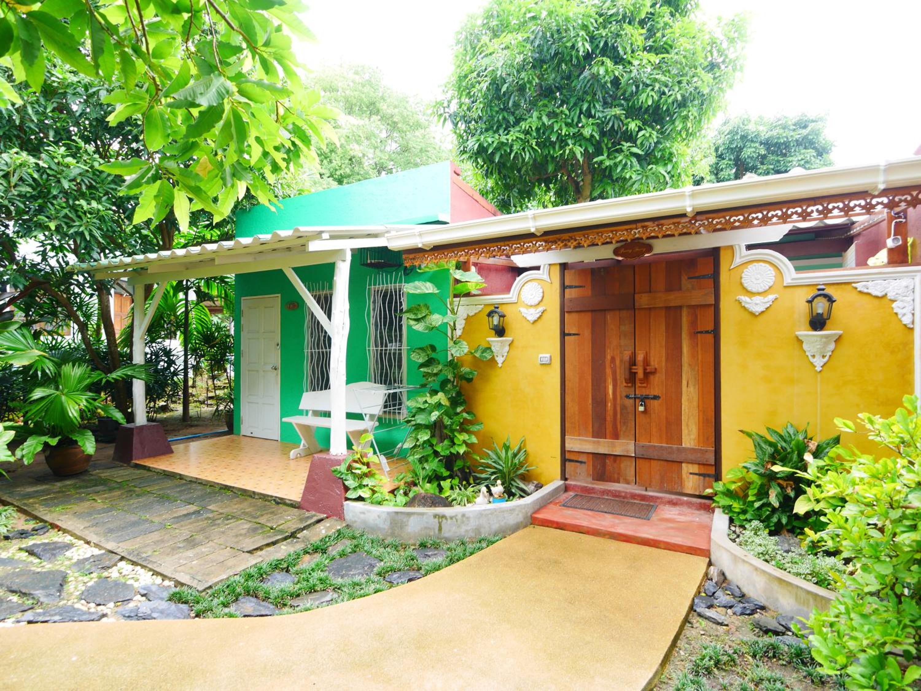 Forest Bungalows & Mama's Restaurant