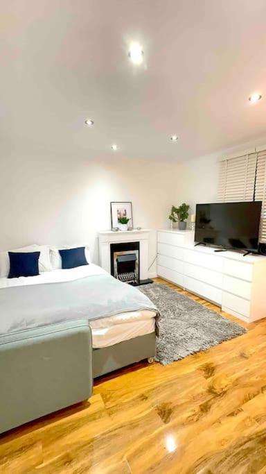 A beautiful stylish 2 Bedroom Apartment -City of London