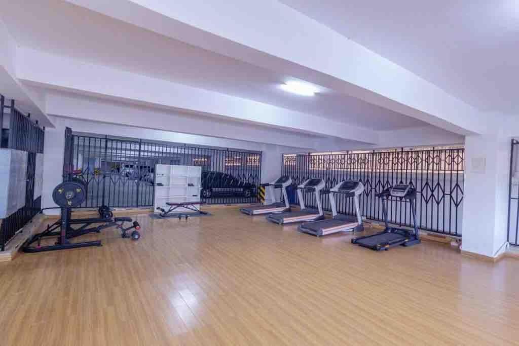 Denis Garden,2Br, gym,WiFi,netflix,free parking view 5