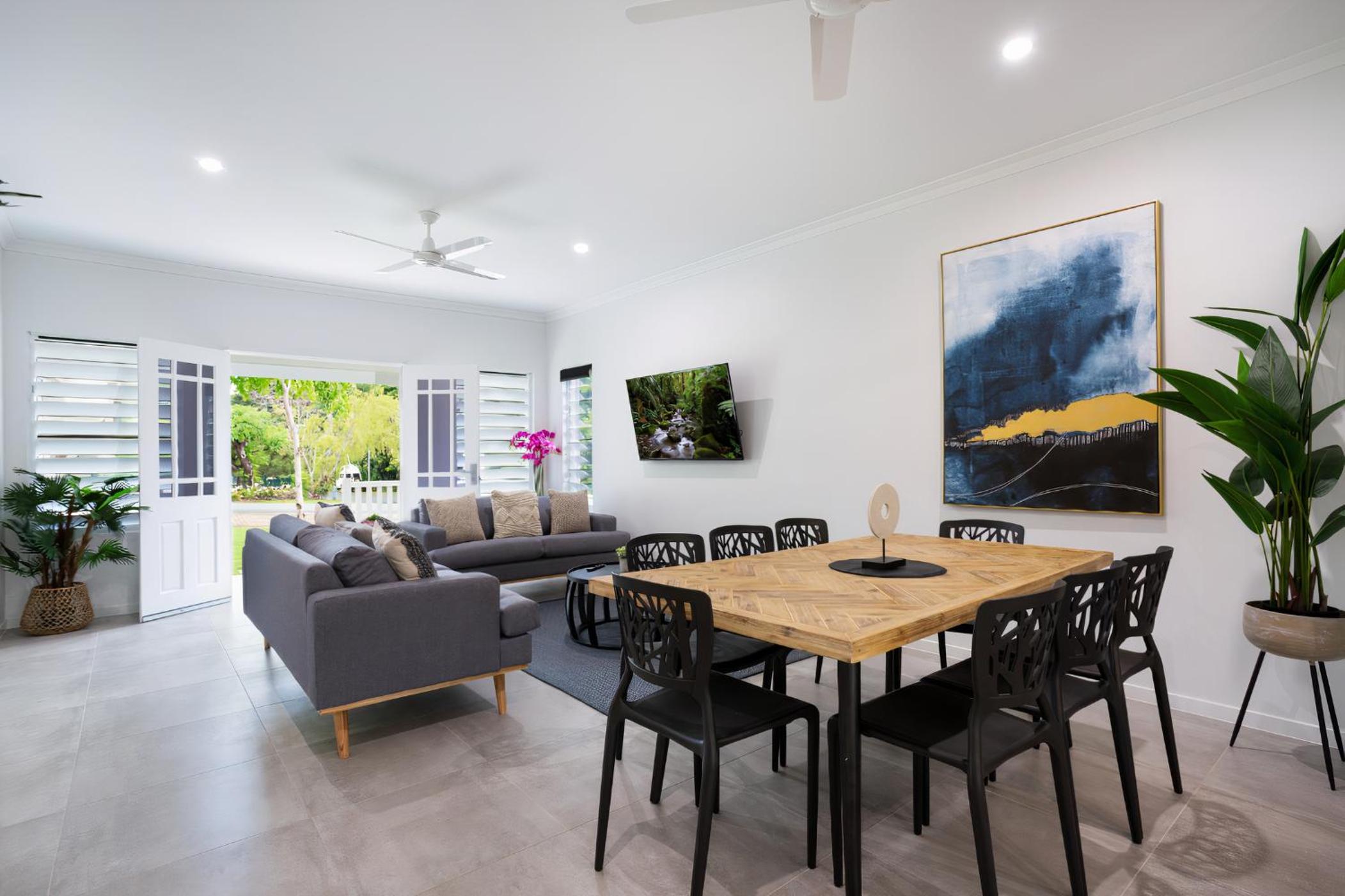 Hamptons Spa Villa - Edge Hill Cairns sleeps 9 Pet Friendly