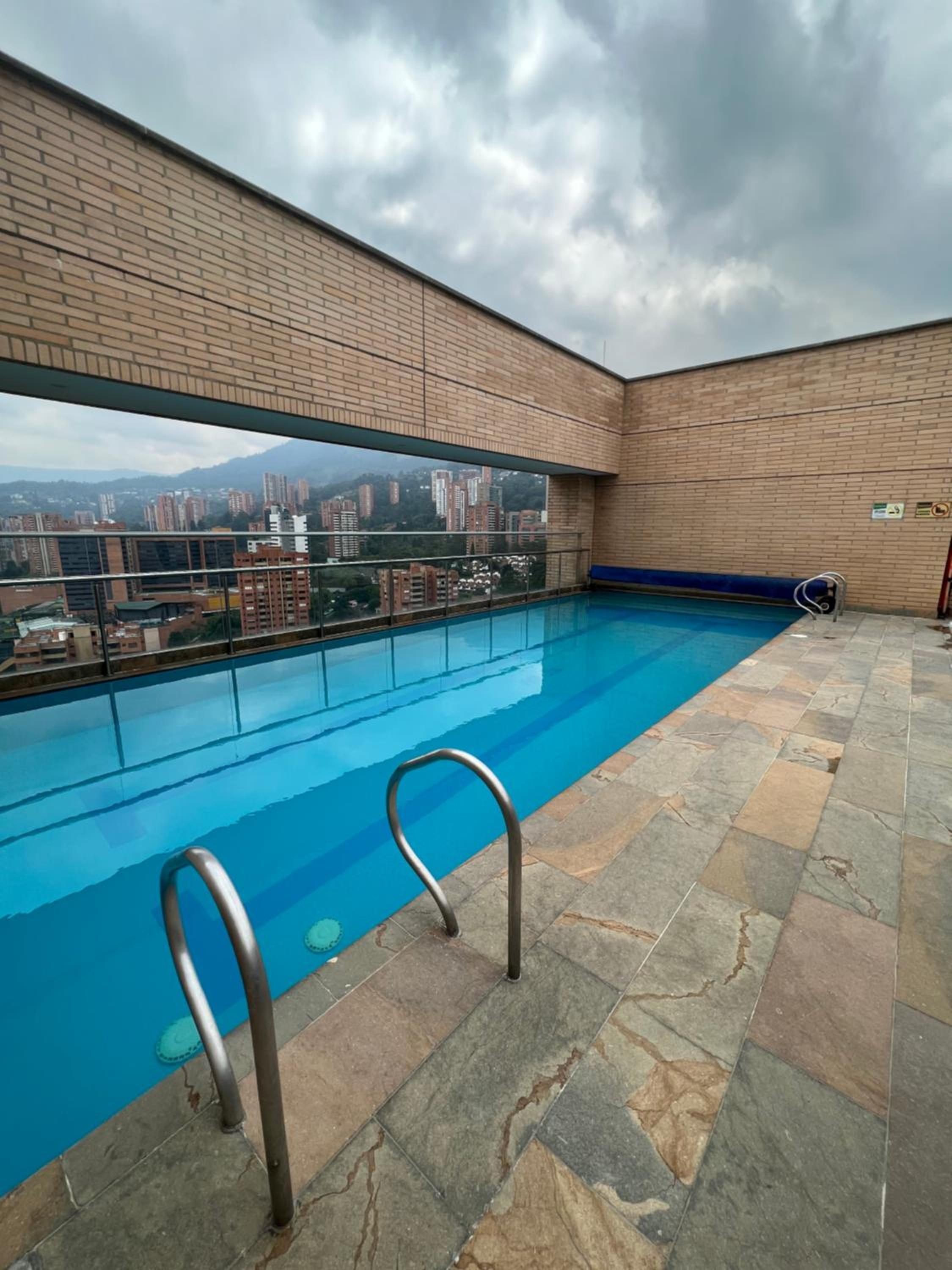 Cossy Room poblado
