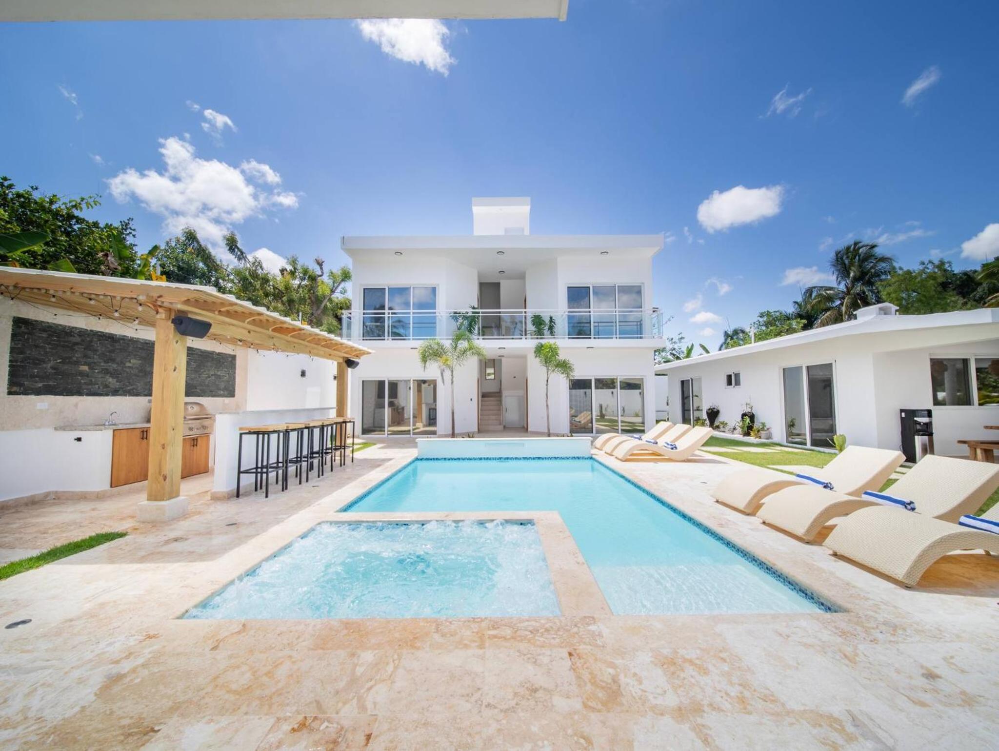 Green Palace - 7br Luxury Villa in Sosua 3mins from strip plus 24hr security