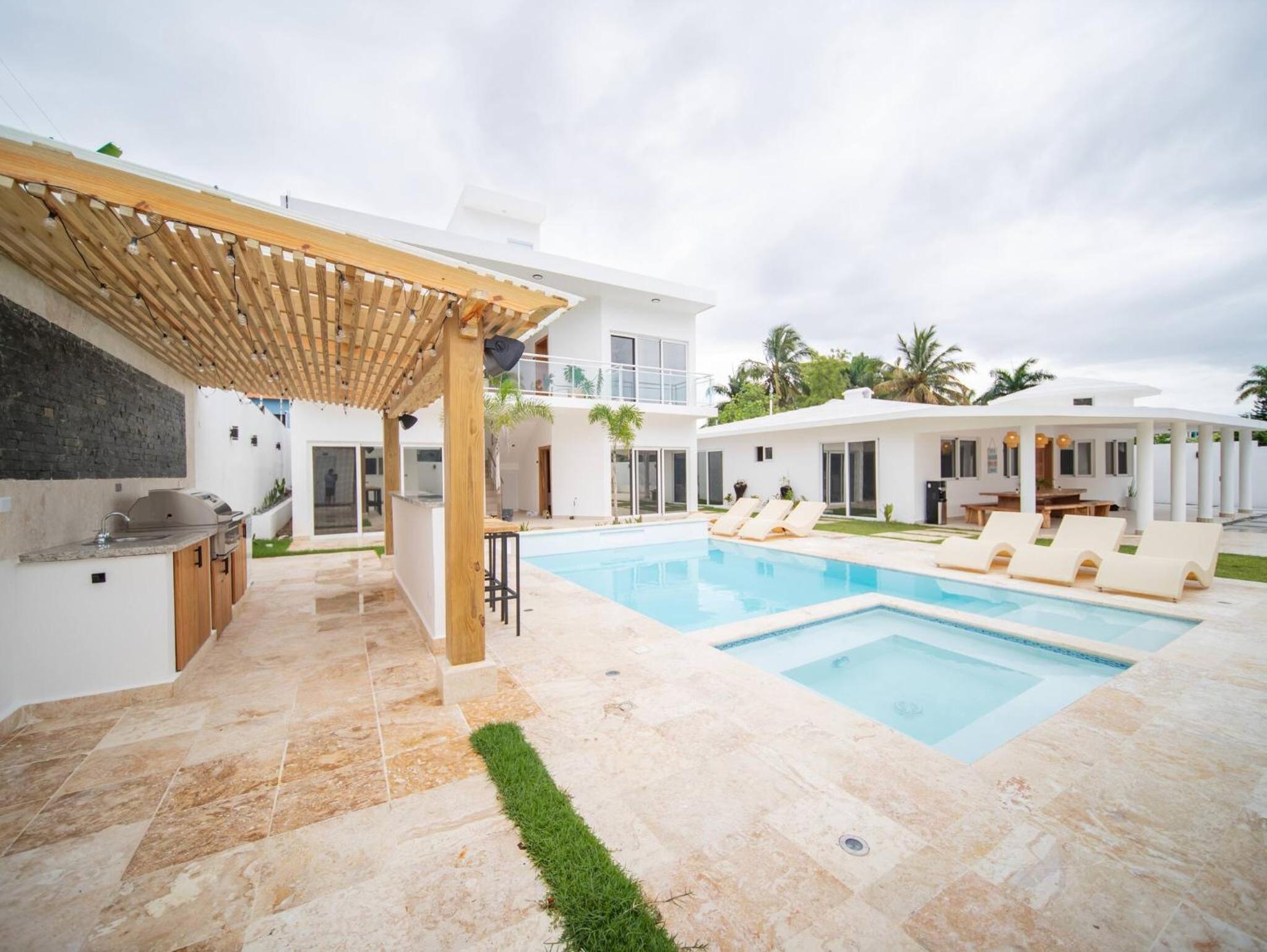 Green Palace - 7br Luxury Villa in Sosua 3mins from strip plus 24hr security
