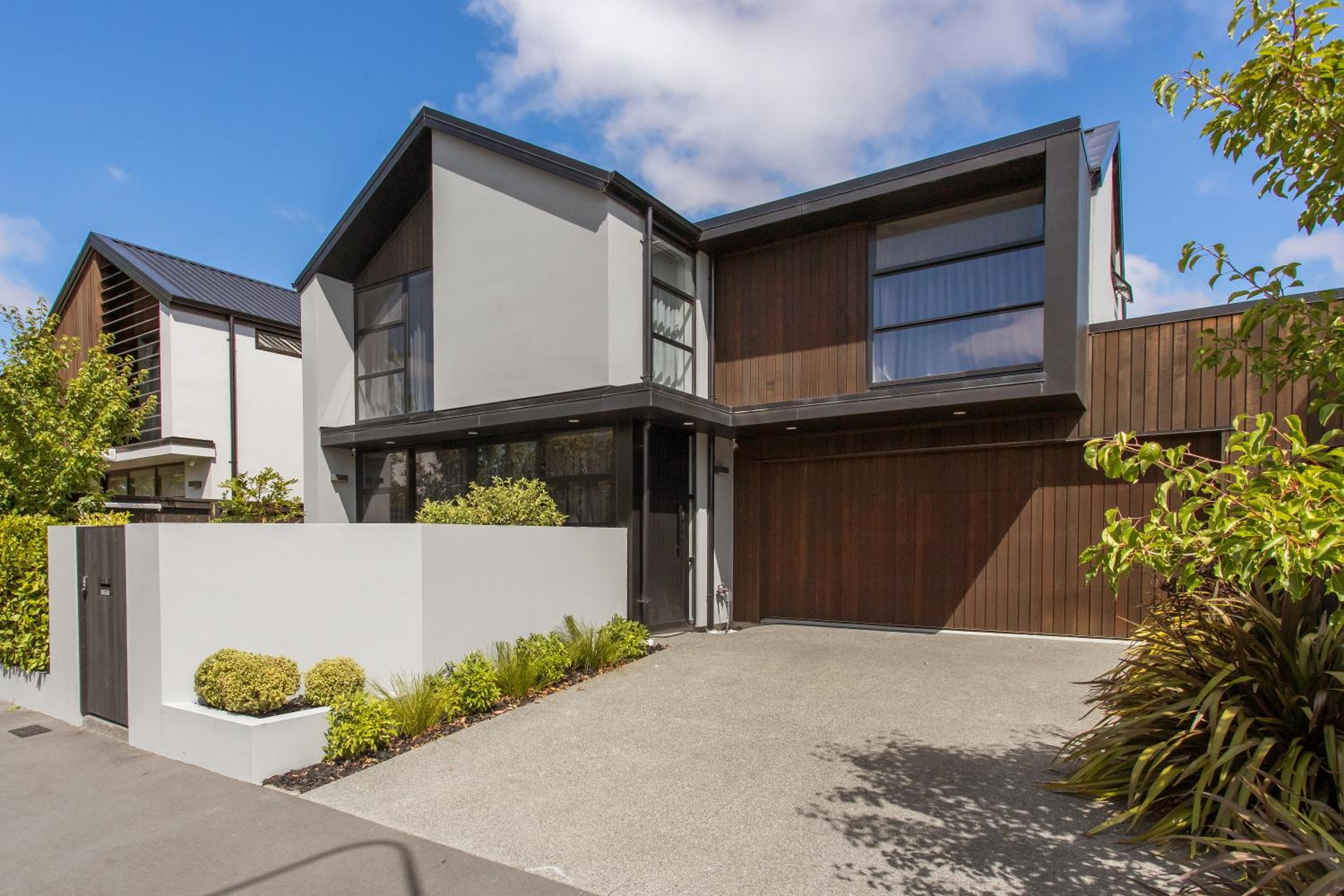 A luxurious Retreat Sleeps 6 view 3