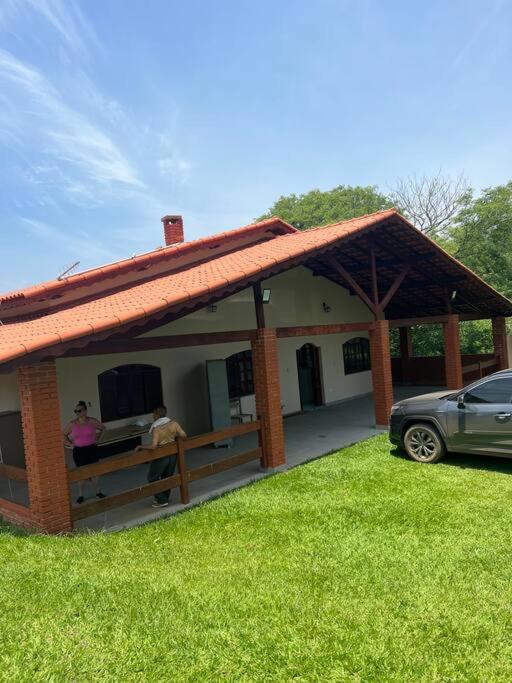 Linda chácara reformada.