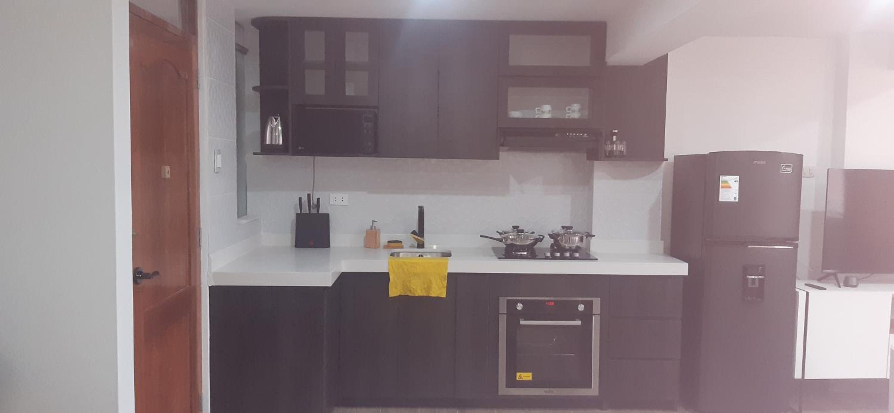 ALQUILER DE DEPARTAMENTO TIPO ESTUDIO EN HUARAZ. Ofrece una capacidad máxima de 6 personas, cuenta con comedor, sala y cocina. Además baño completo con duc view 2