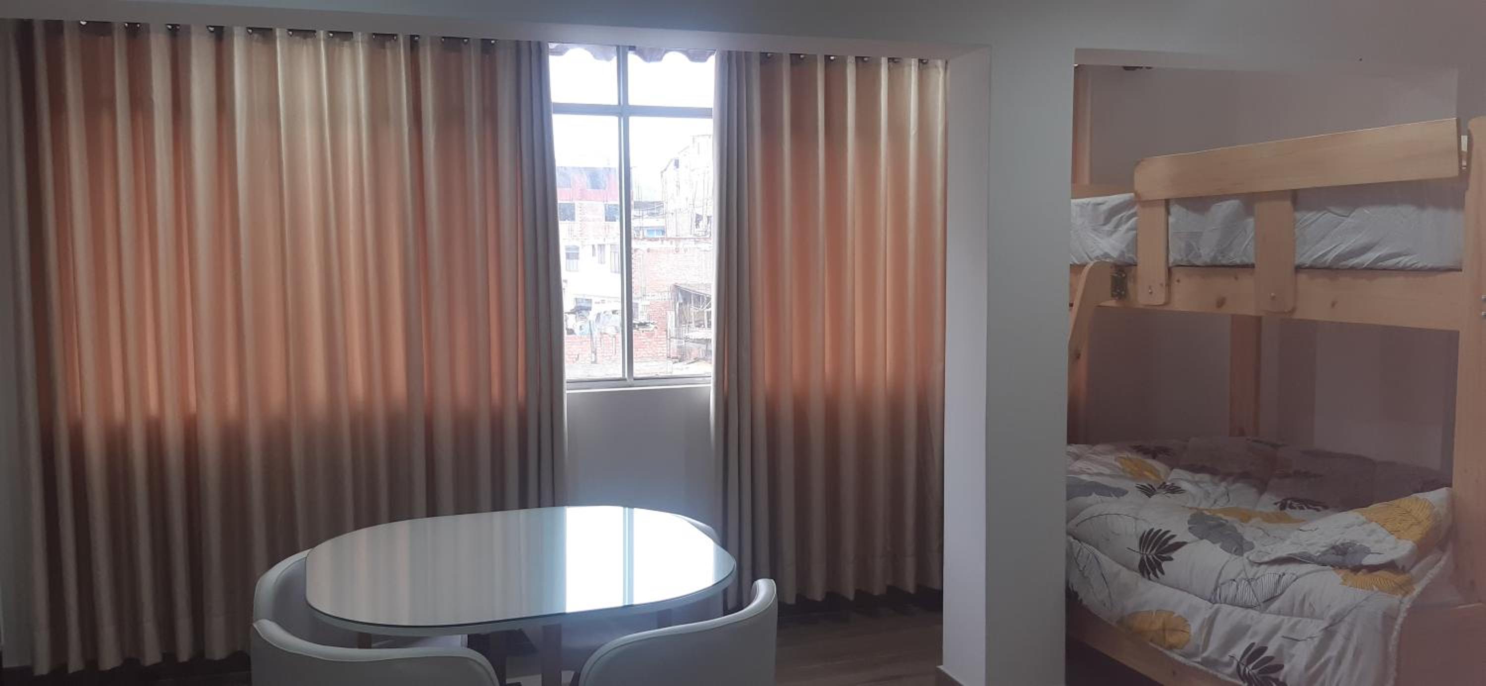 ALQUILER DE DEPARTAMENTO TIPO ESTUDIO EN HUARAZ. Ofrece una capacidad máxima de 6 personas, cuenta con comedor, sala y cocina. Además baño completo con duc view 3