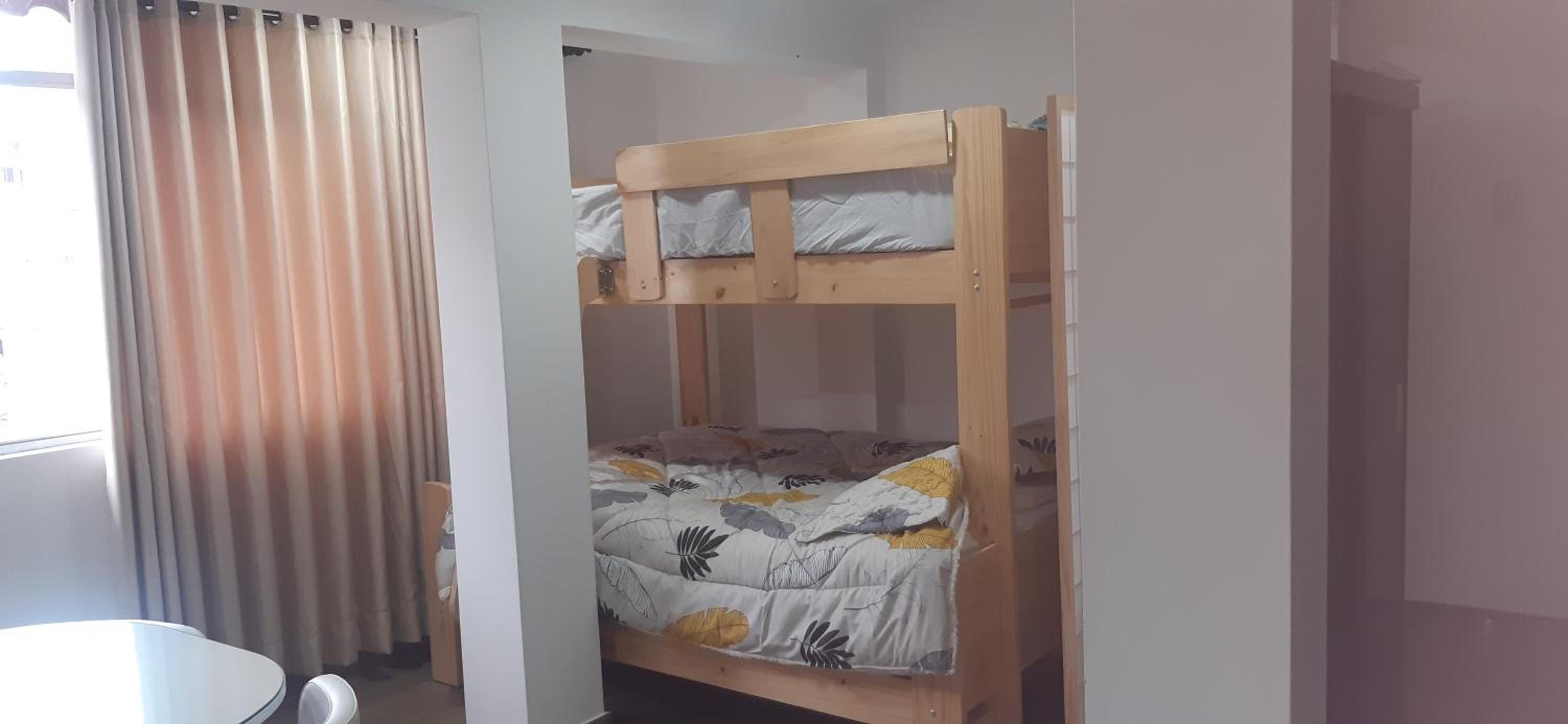 ALQUILER DE DEPARTAMENTO TIPO ESTUDIO EN HUARAZ. Ofrece una capacidad máxima de 6 personas, cuenta con comedor, sala y cocina. Además baño completo con duc view 4
