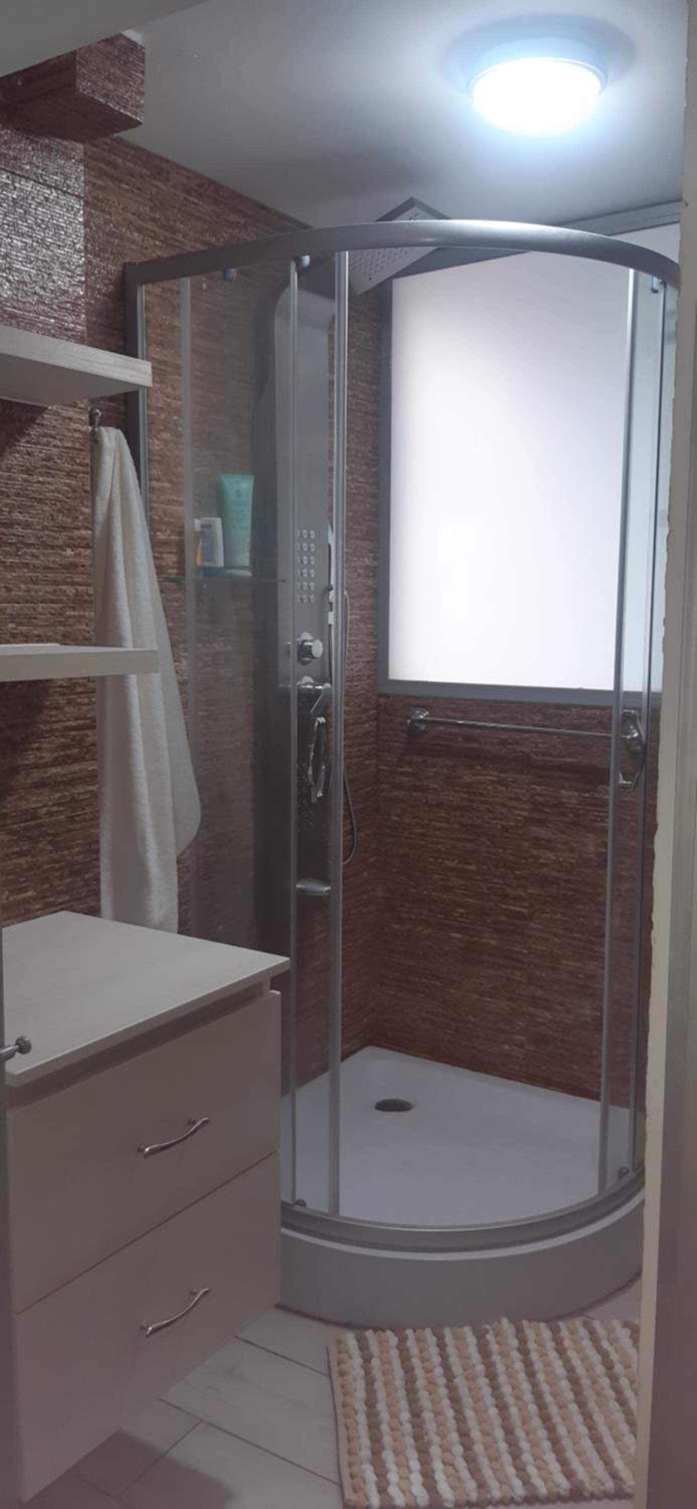 ALQUILER DE DEPARTAMENTO TIPO ESTUDIO EN HUARAZ. Ofrece una capacidad máxima de 6 personas, cuenta con comedor, sala y cocina. Además baño completo con duc view 5