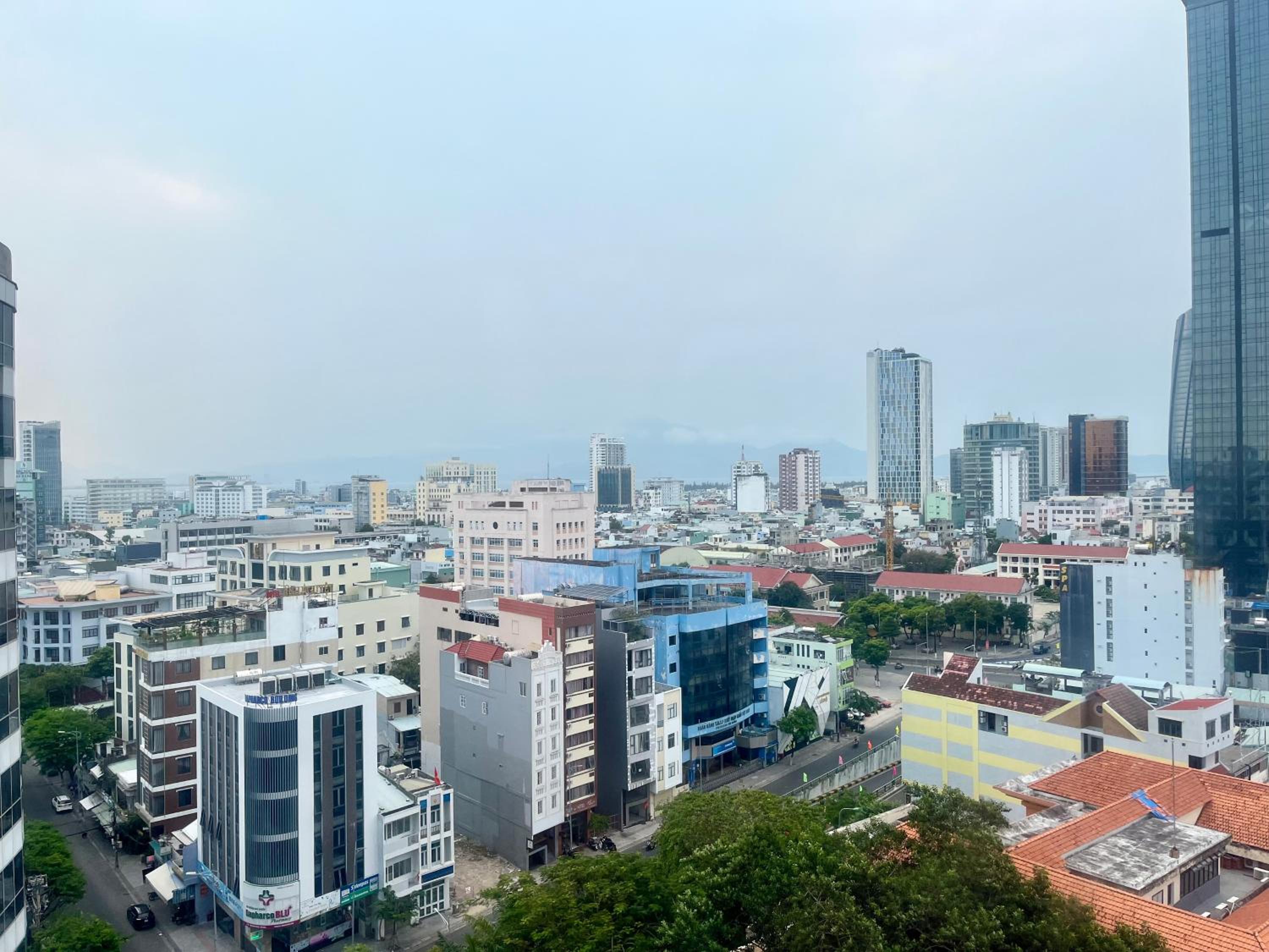 Luxury Center Riverside Apartment view 4