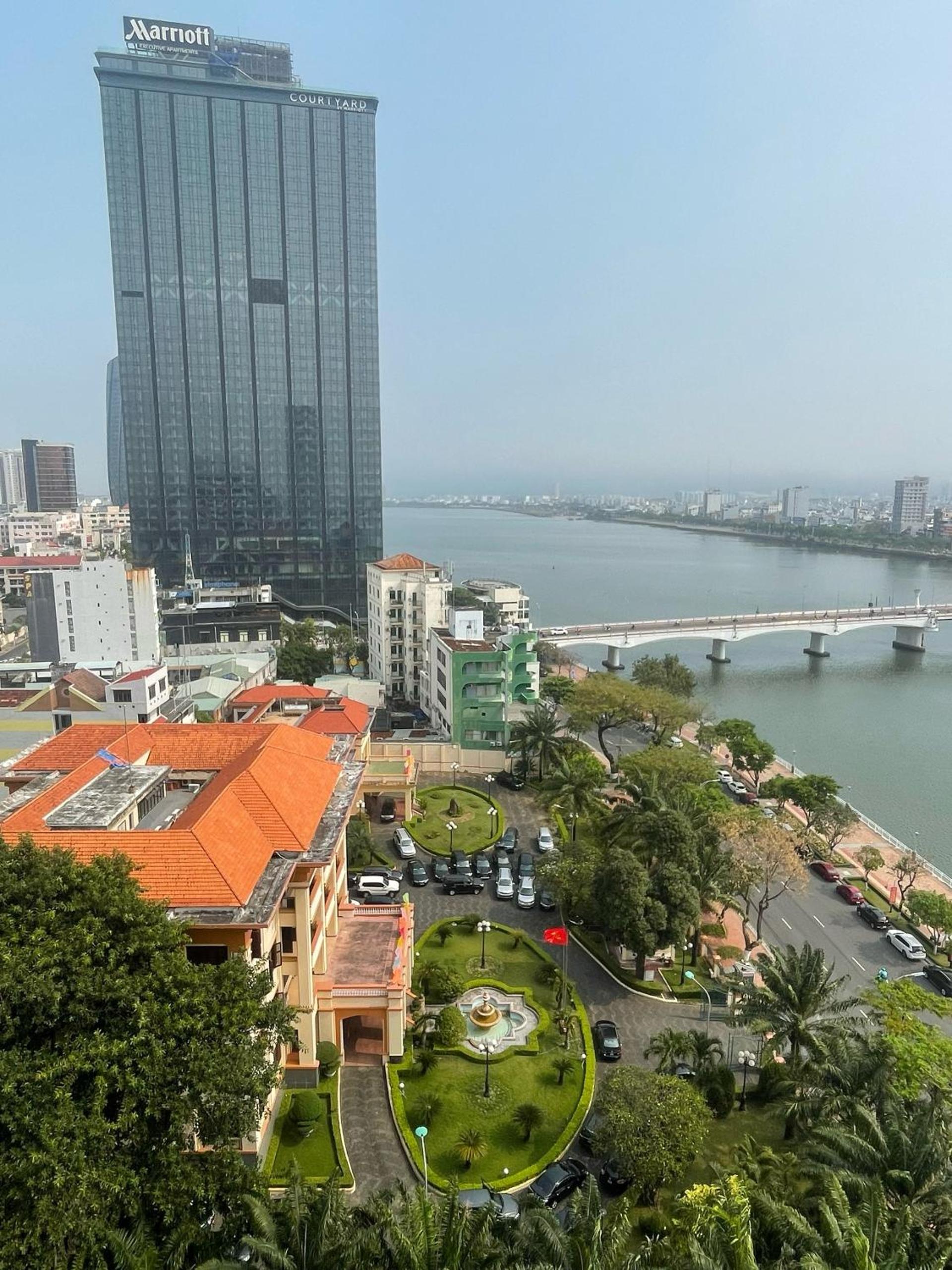 Luxury Center Riverside Apartment view 2
