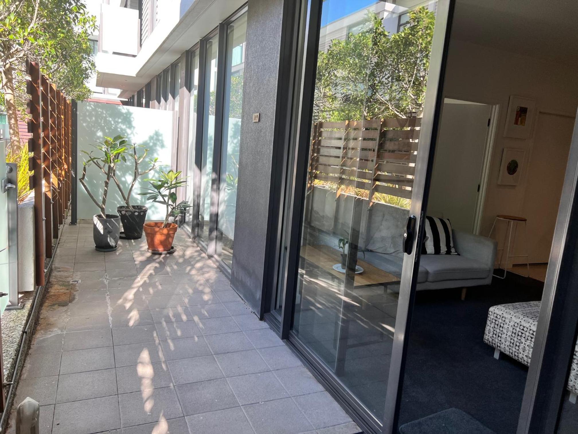 Lovely 2 bedrm apartment in Auckland's viaduct view 2