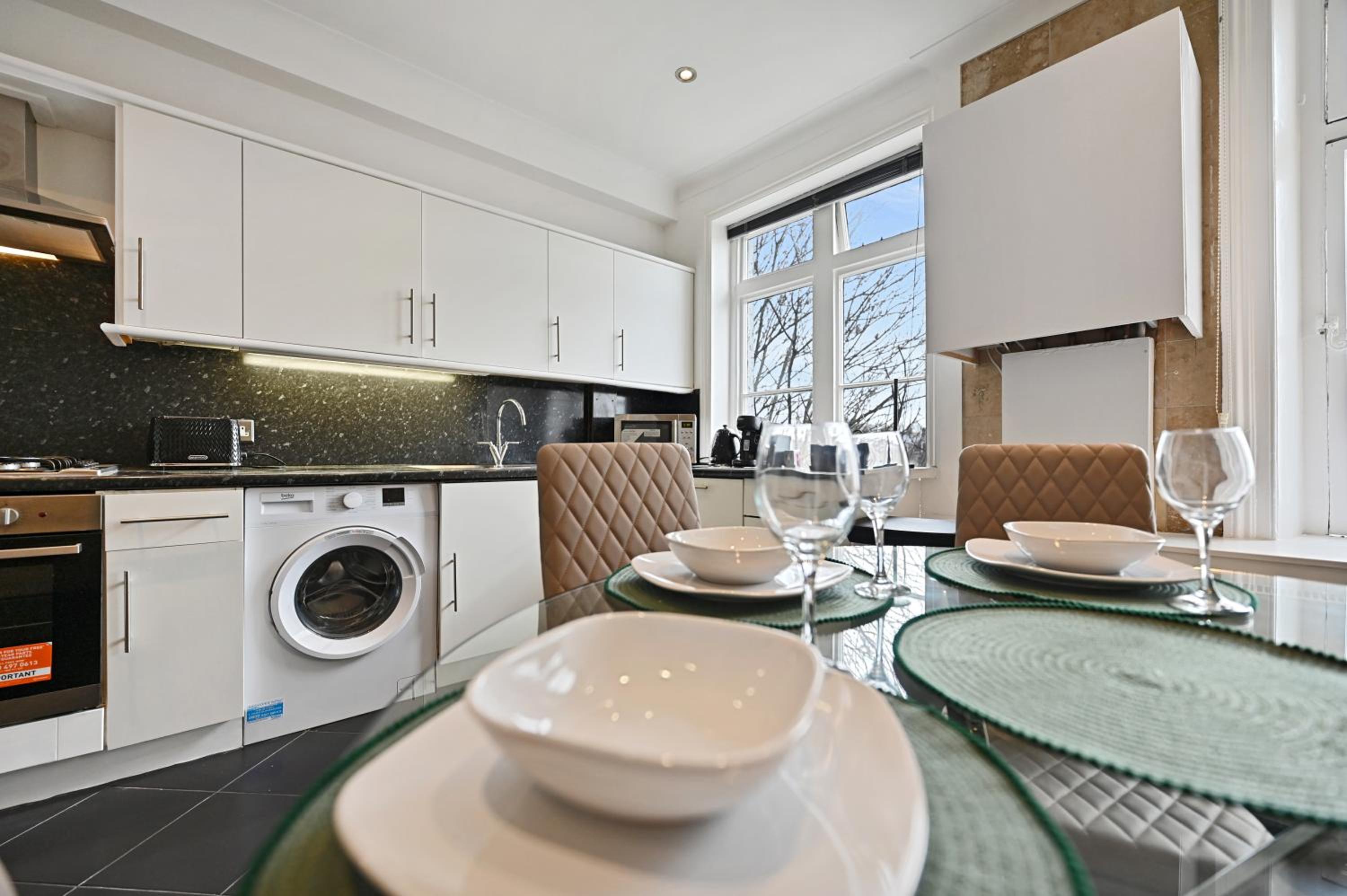 beautiful 2 king size beds 2 bath- sleeps 5 in Earls Court