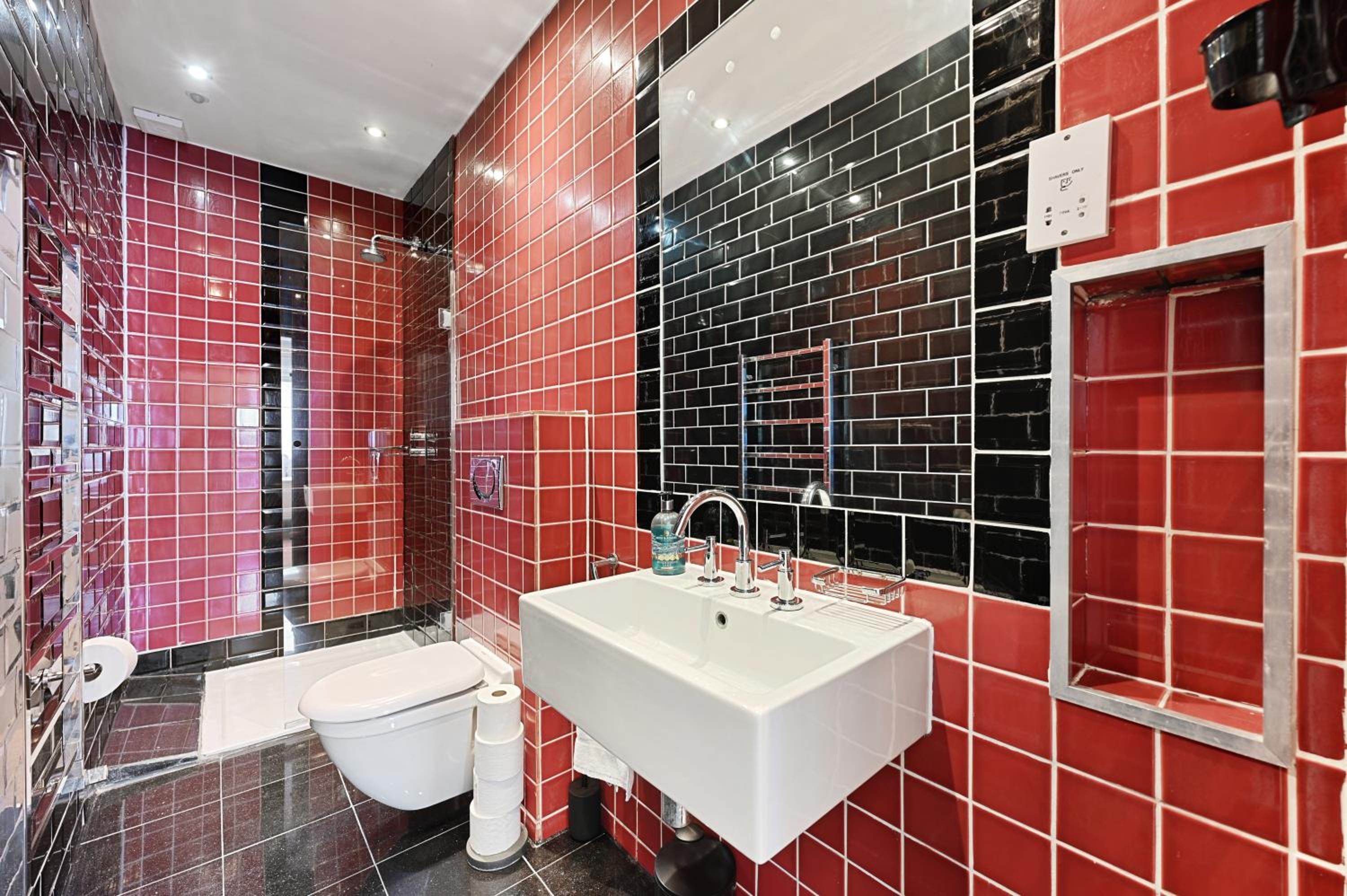 beautiful 2 king size beds 2 bath- sleeps 5 in Earls Court