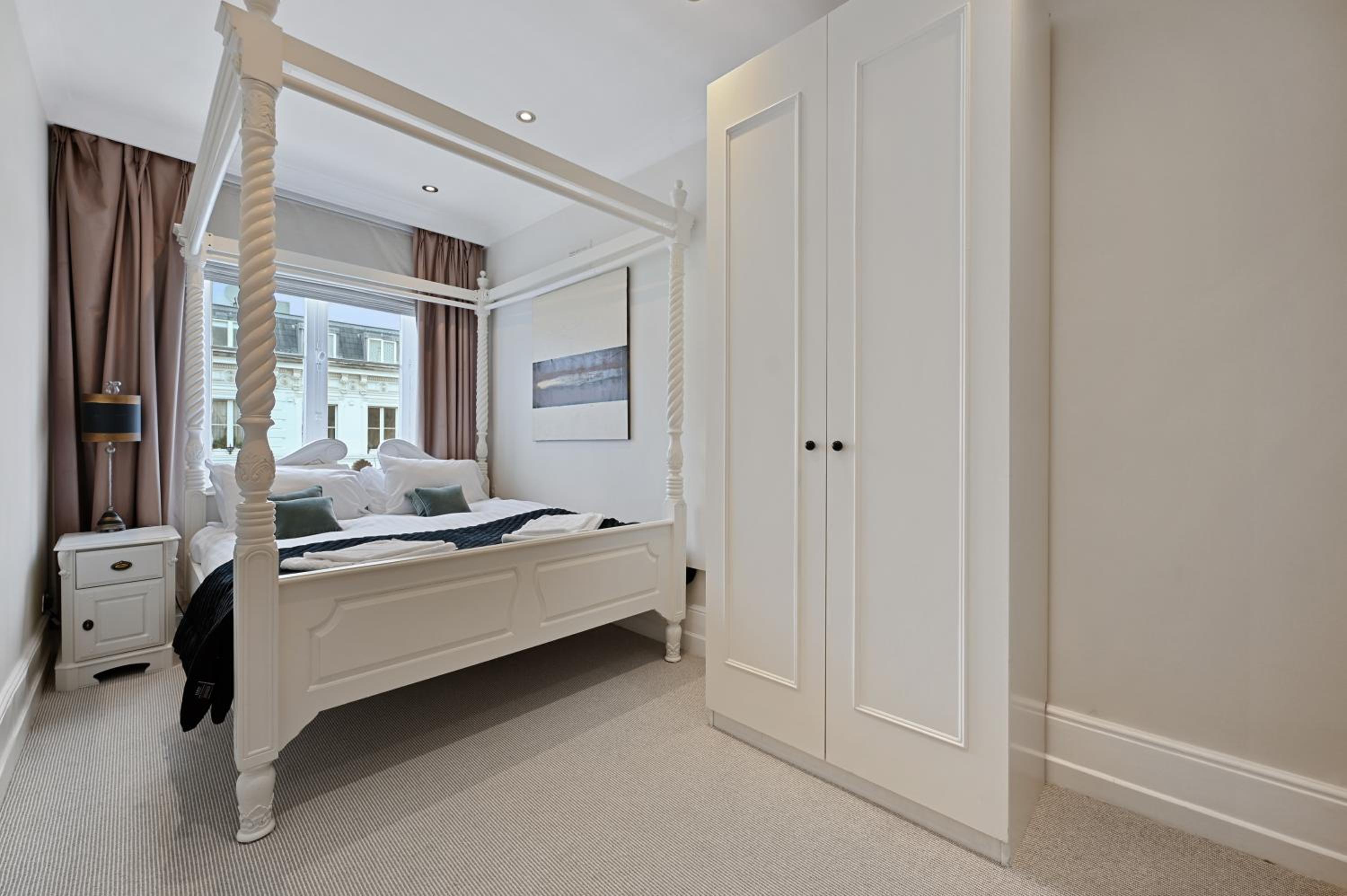 beautiful 2 king size beds 2 bath- sleeps 5 in Earls Court