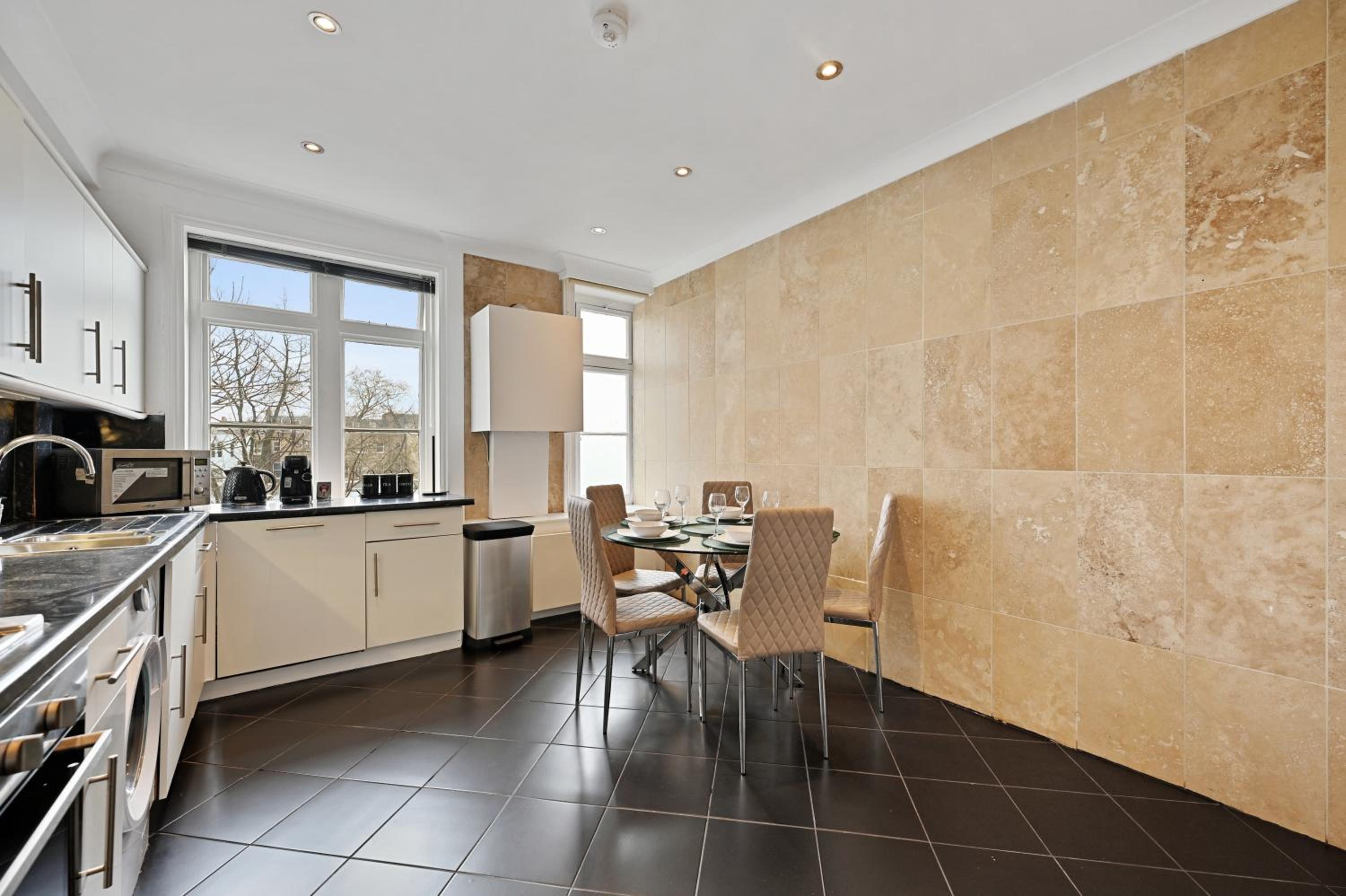 beautiful 2 king size beds 2 bath- sleeps 5 in Earls Court