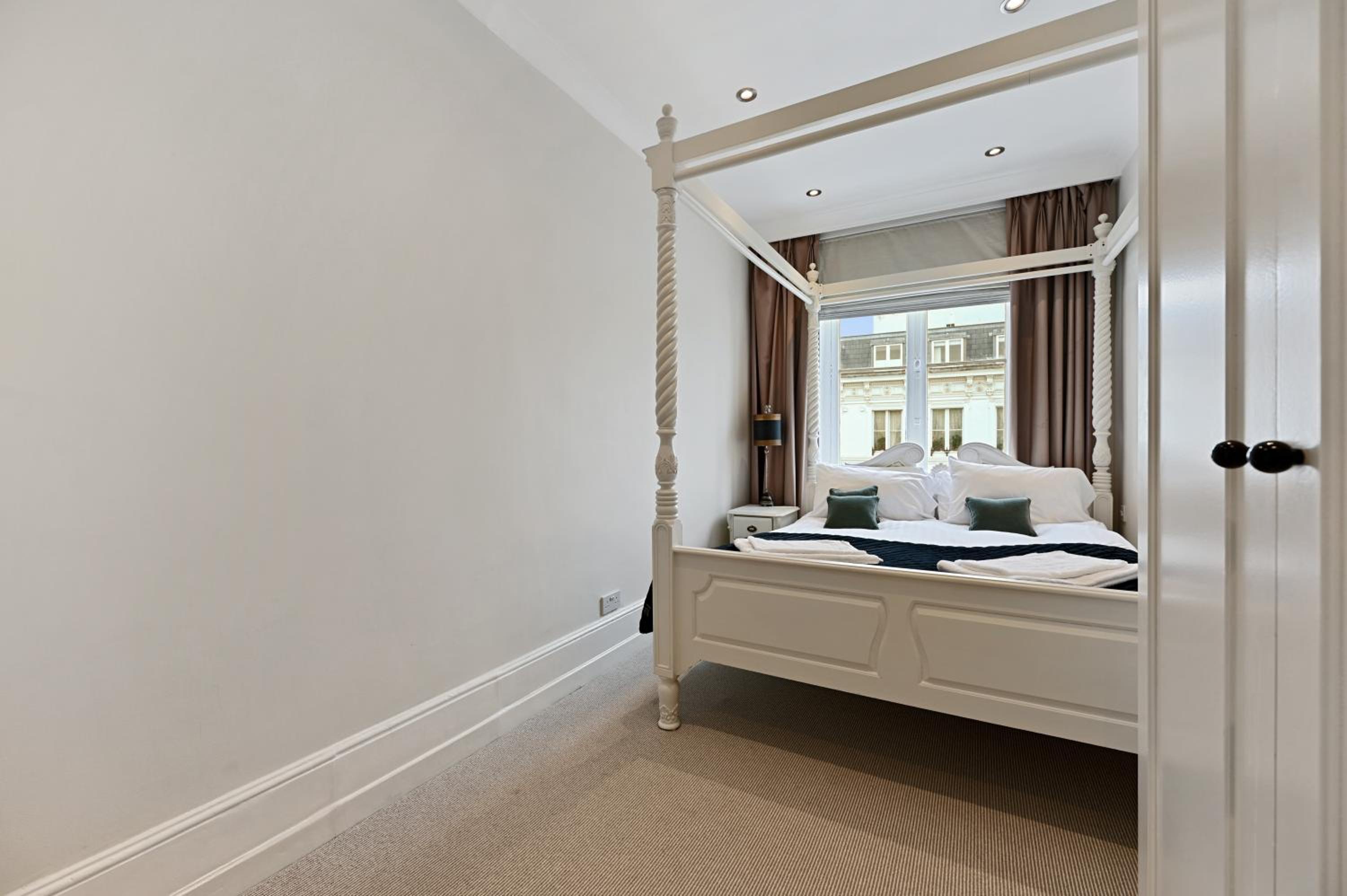 beautiful 2 king size beds 2 bath- sleeps 5 in Earls Court
