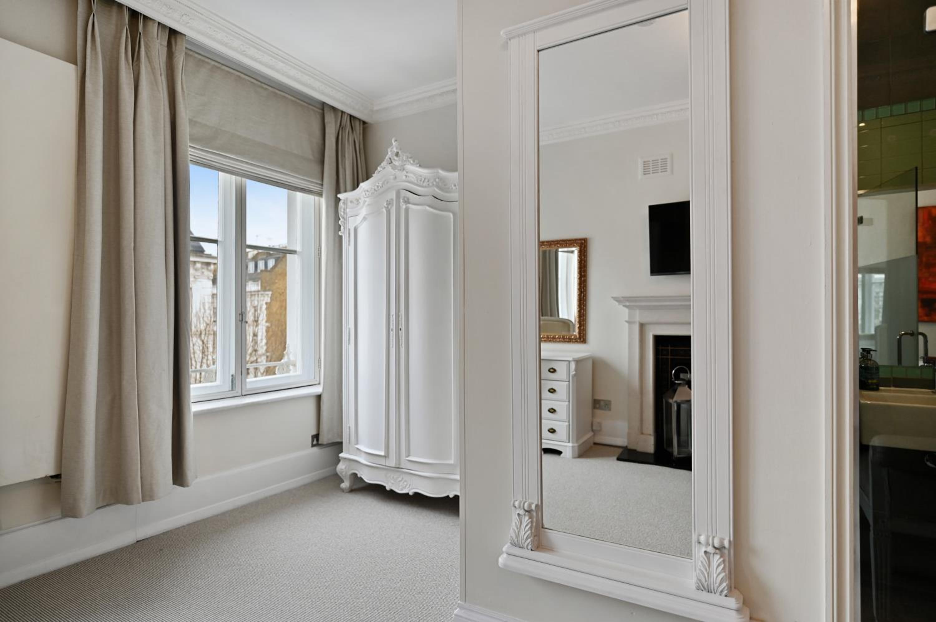beautiful 2 king size beds 2 bath- sleeps 5 in Earls Court