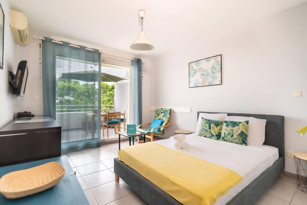 FLAMBOYANT - Studio 2 personnes avec lit de qualité hôtelière séparable pour couple ou amis avec très belle terrasse à 12 min à pied ou 4 min en voiture du