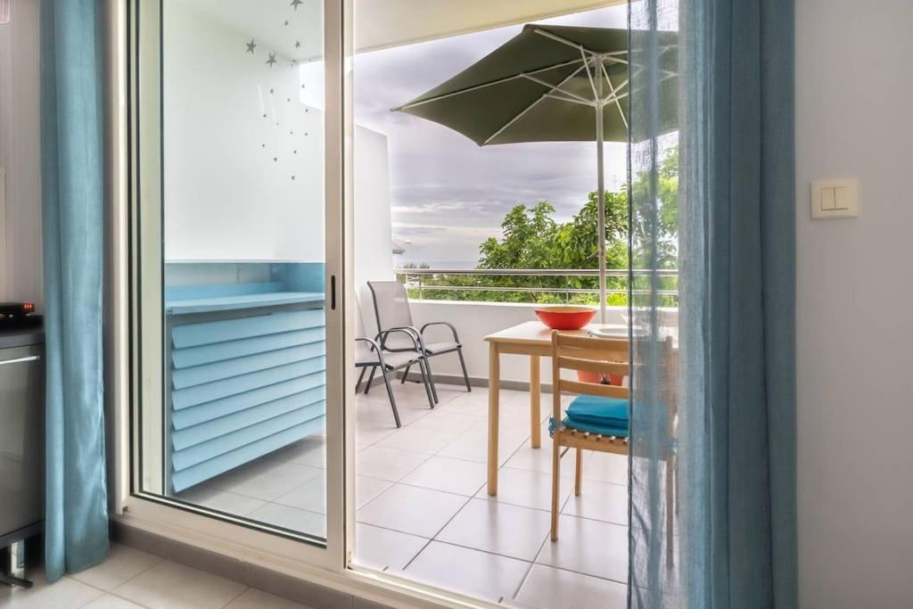 FLAMBOYANT - Studio 2 personnes avec lit de qualité hôtelière séparable pour couple ou amis avec très belle terrasse à 12 min à pied ou 4 min en voiture du