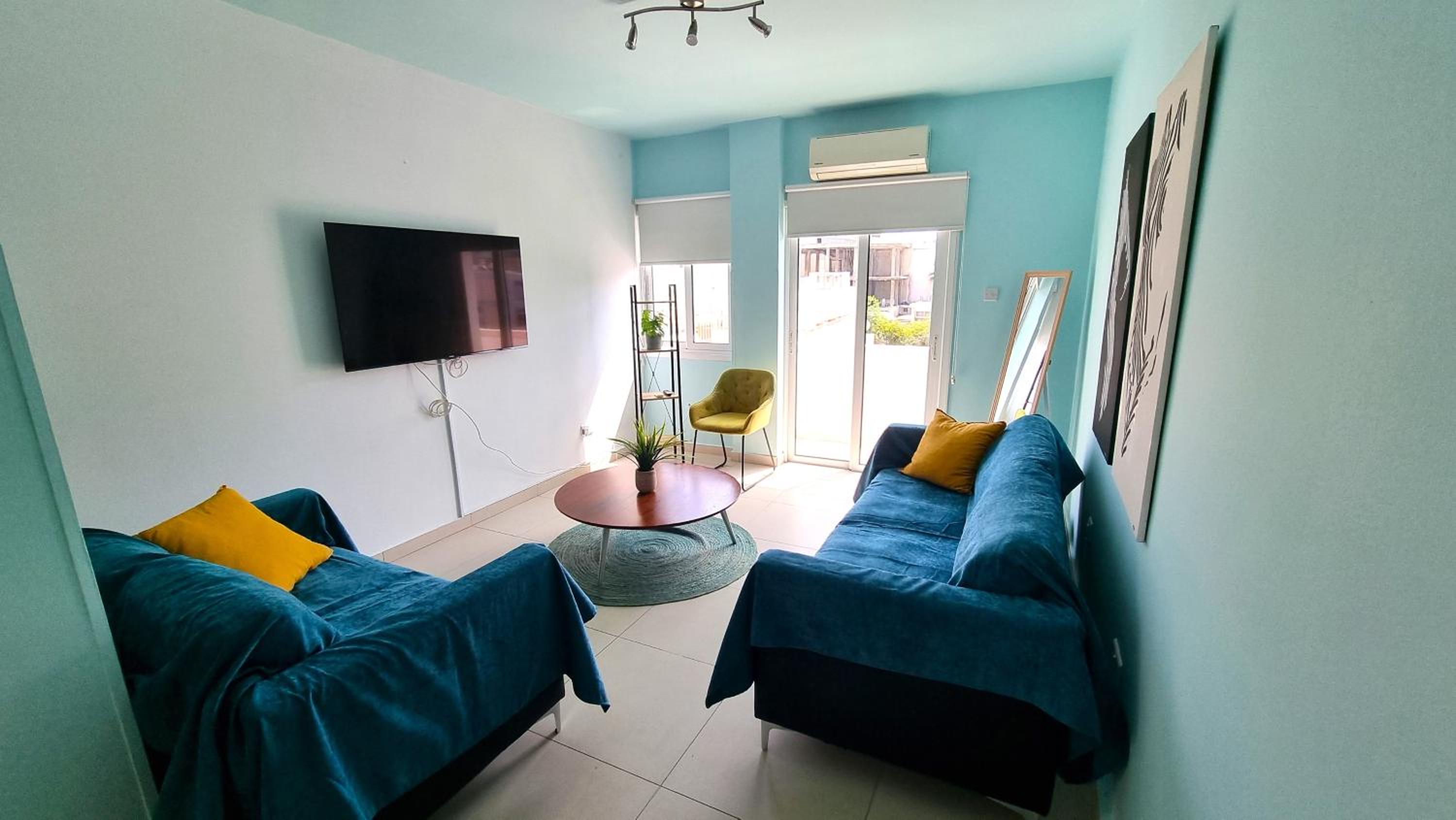 City Center: Your Urban Retreat- 100m to the beach