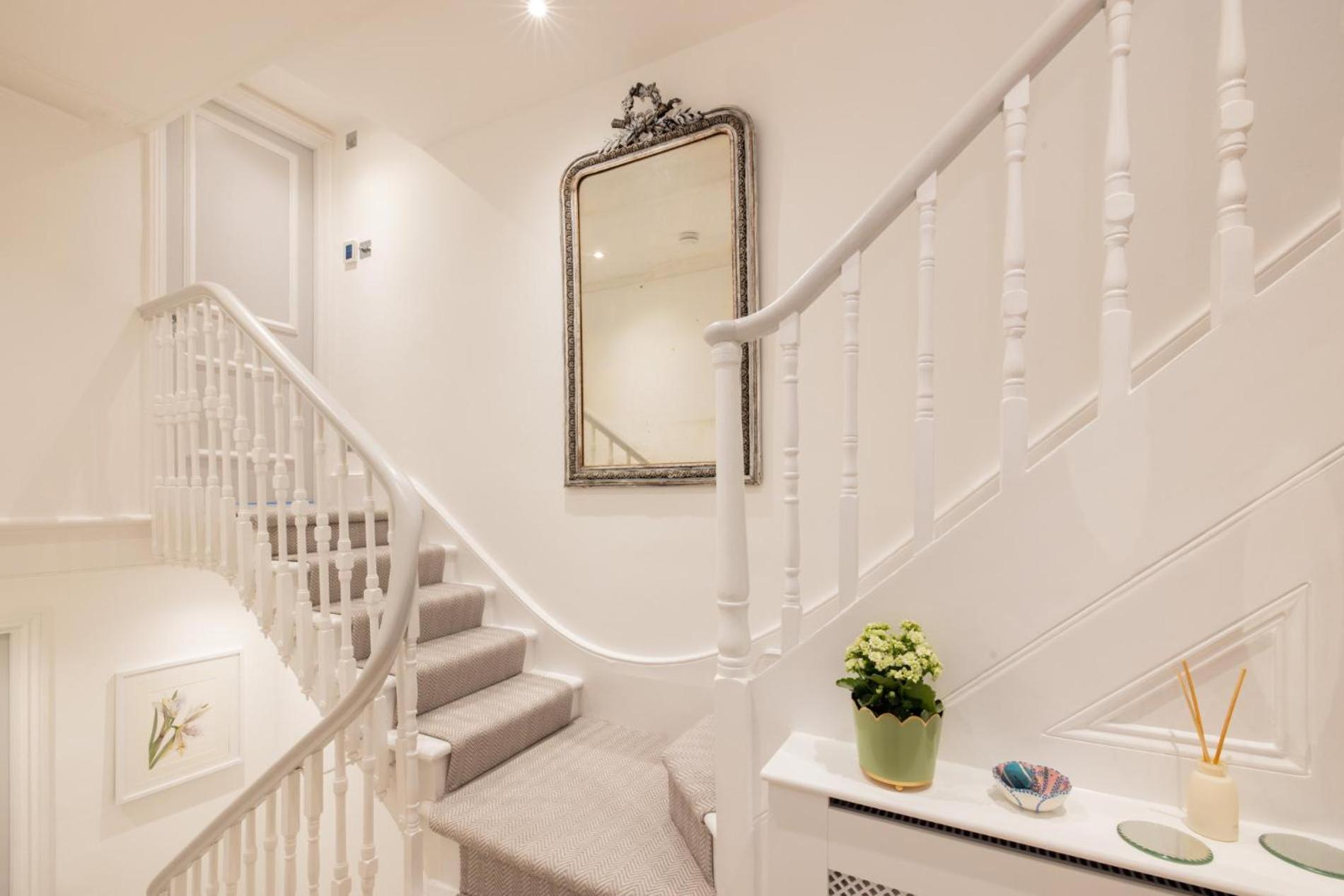The Montagu – 2 Bedrooms with Terrace in Kensington