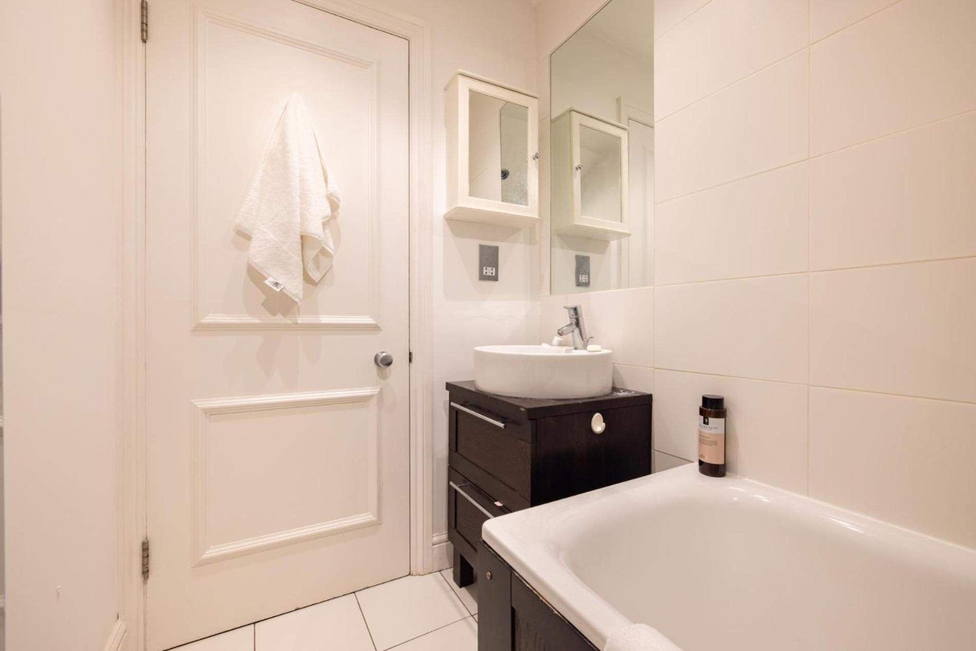 The Montagu – 2 Bedrooms with Terrace in Kensington