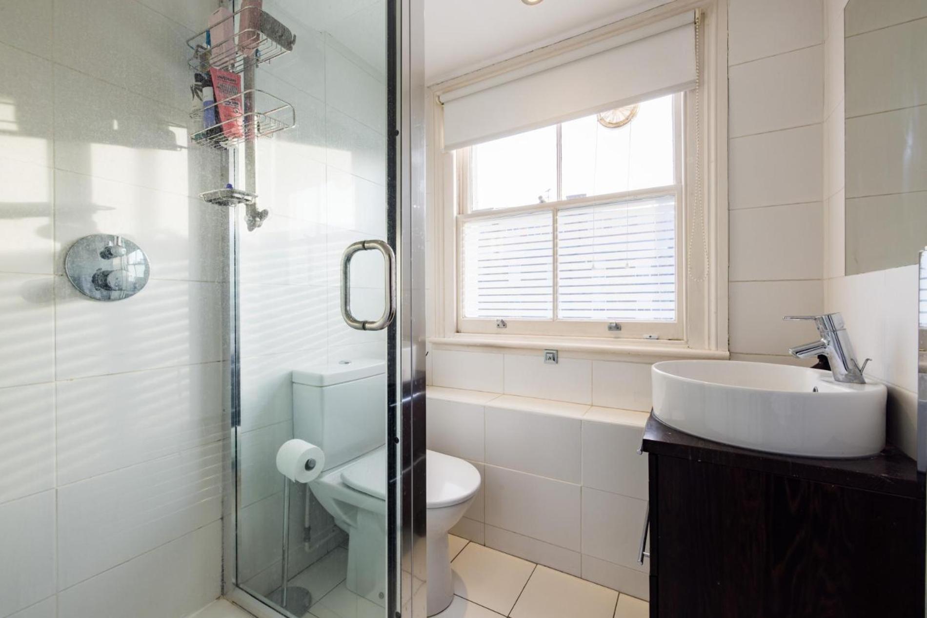 The Montagu – 2 Bedrooms with Terrace in Kensington