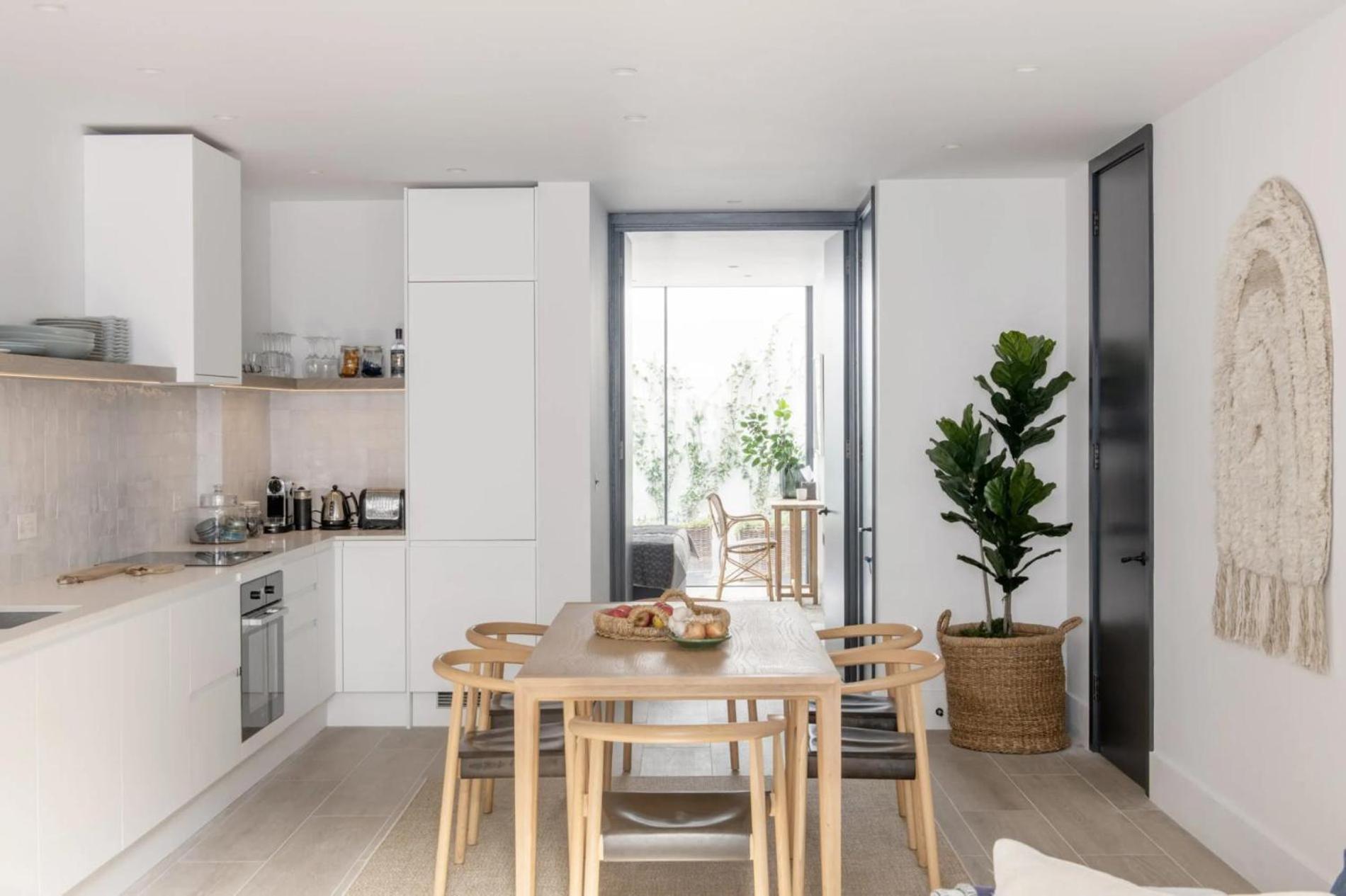 Tranquil Oasis – 2 Bedroom Flat by Kensington Gardens