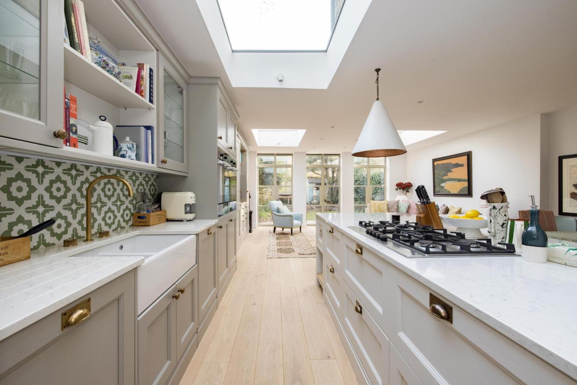Fabulous 4 bedroom Family Home in Fulham view 3