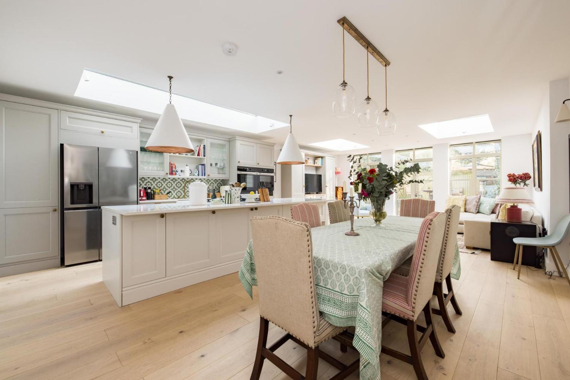 Fabulous 4 bedroom Family Home in Fulham view 4