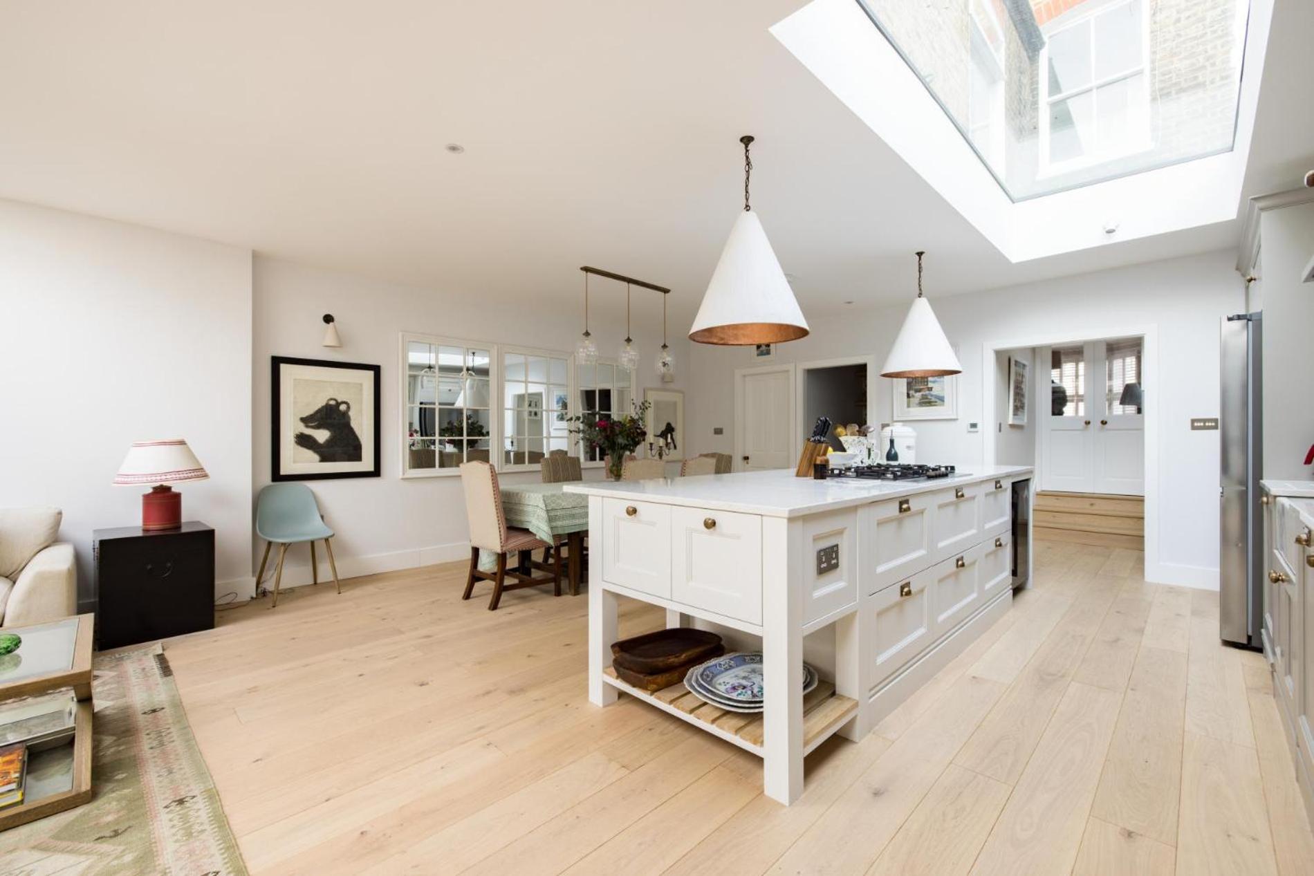 Fabulous 4 bedroom Family Home in Fulham view 5
