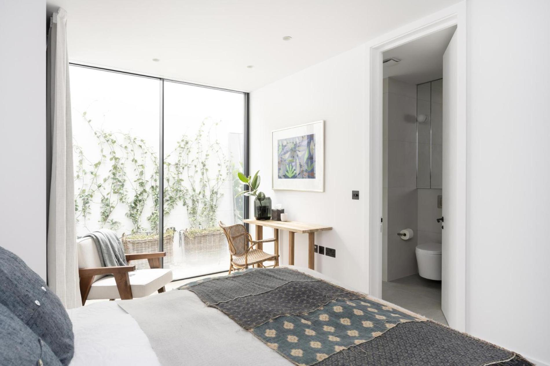 Tranquil Oasis – 2 Bedroom Flat by Kensington Gardens