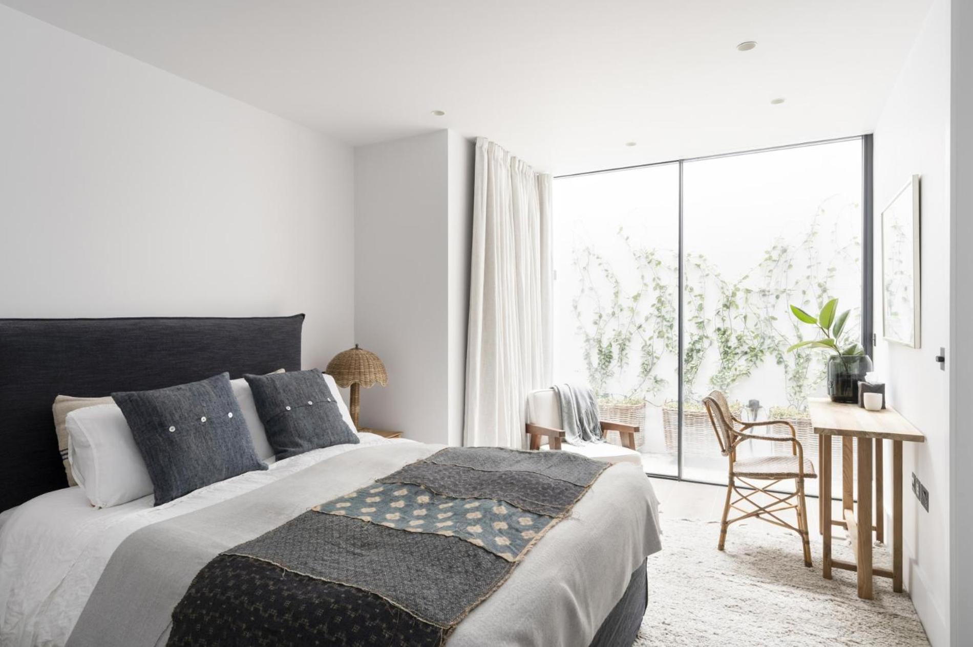 Tranquil Oasis – 2 Bedroom Flat by Kensington Gardens