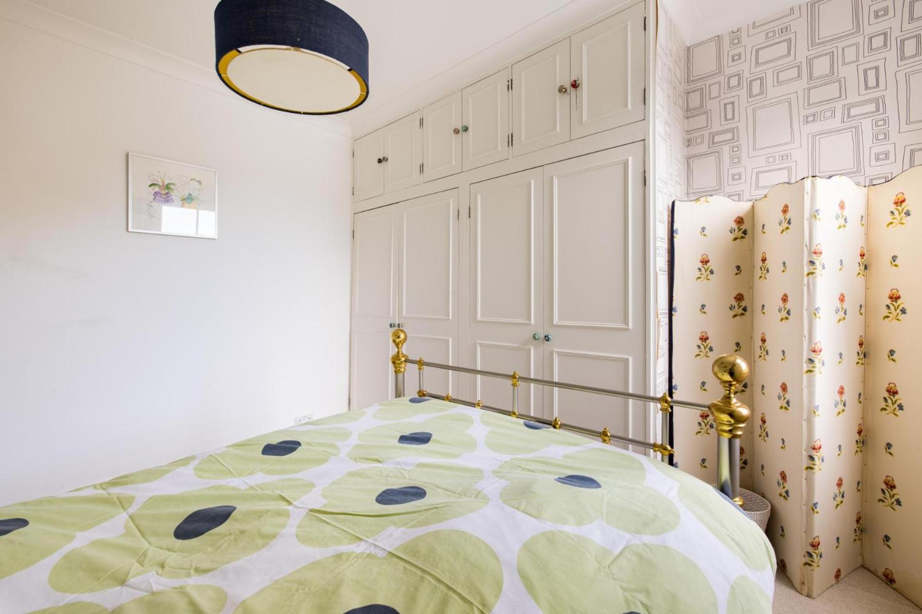 Fabulous 4 bedroom Family Home in Fulham view 2