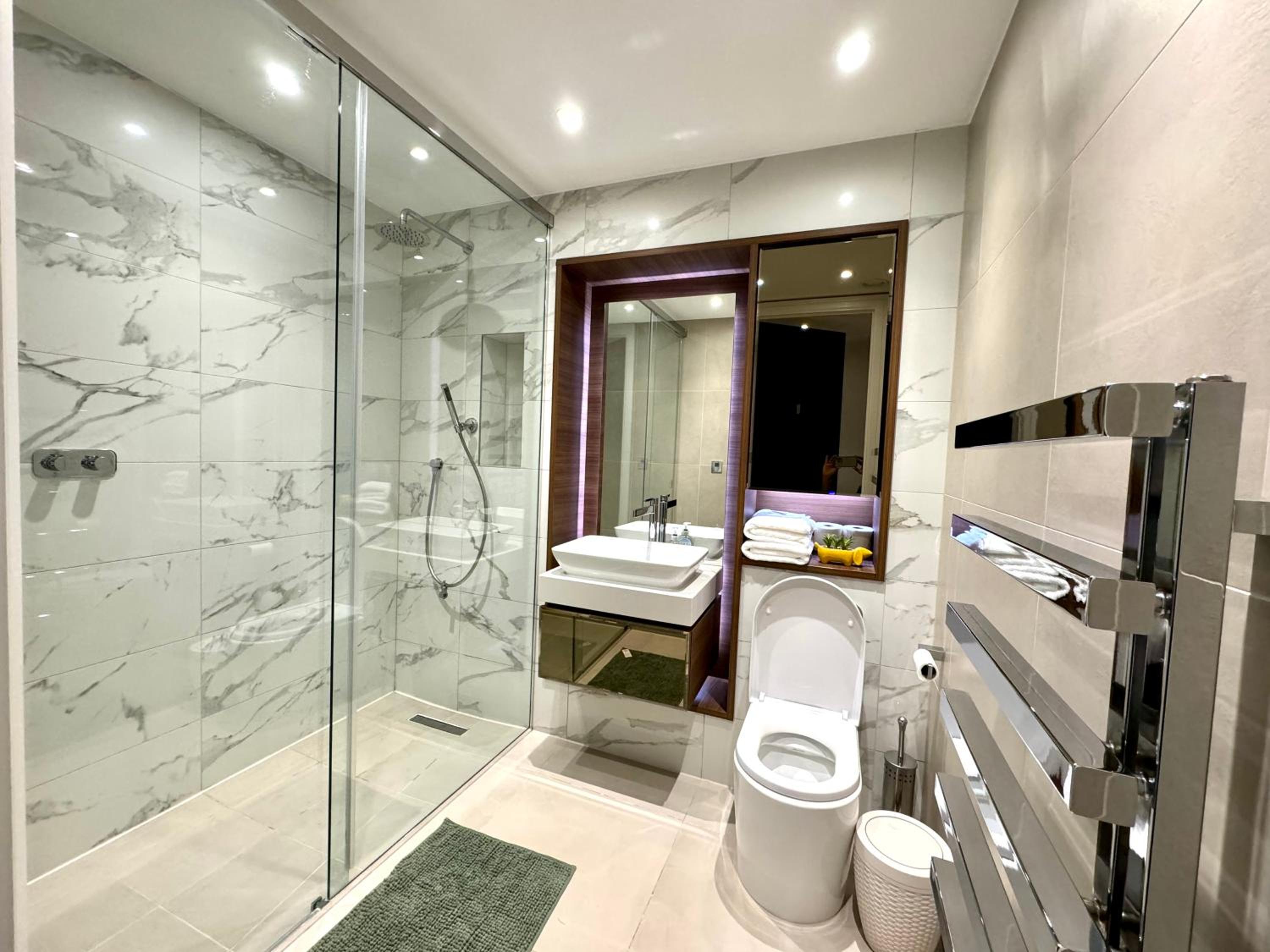 Tower Bridge, London Luxury Flat with Beautiful Garden Views