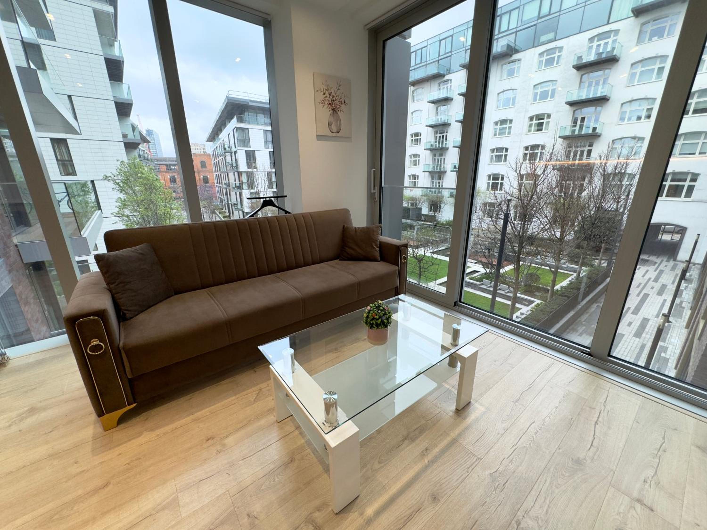 Tower Bridge, London Luxury Flat with Beautiful Garden Views