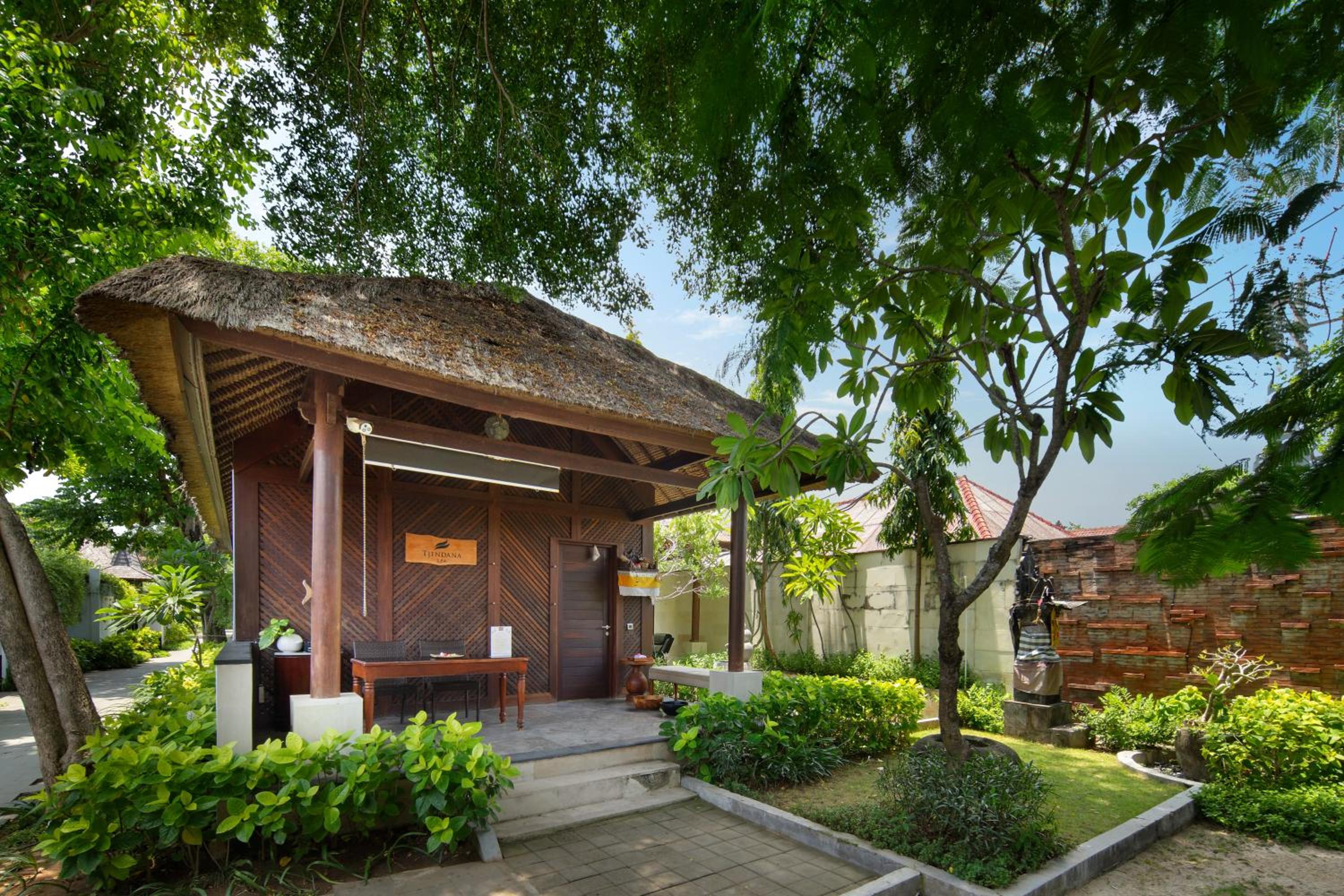 Lembongan Beach Club & Resort