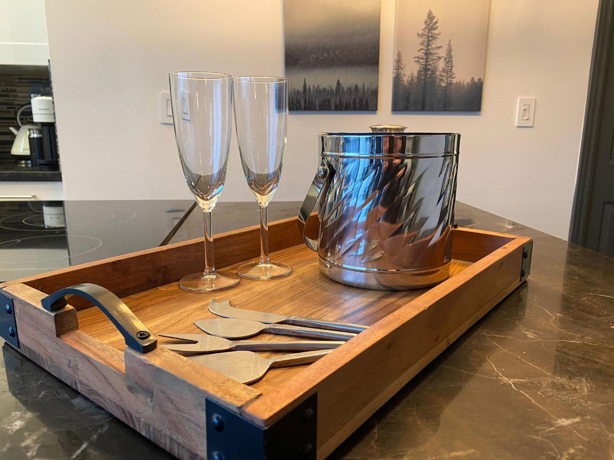 Designer-Luxury. WaterView, Parking, Rooftop pool