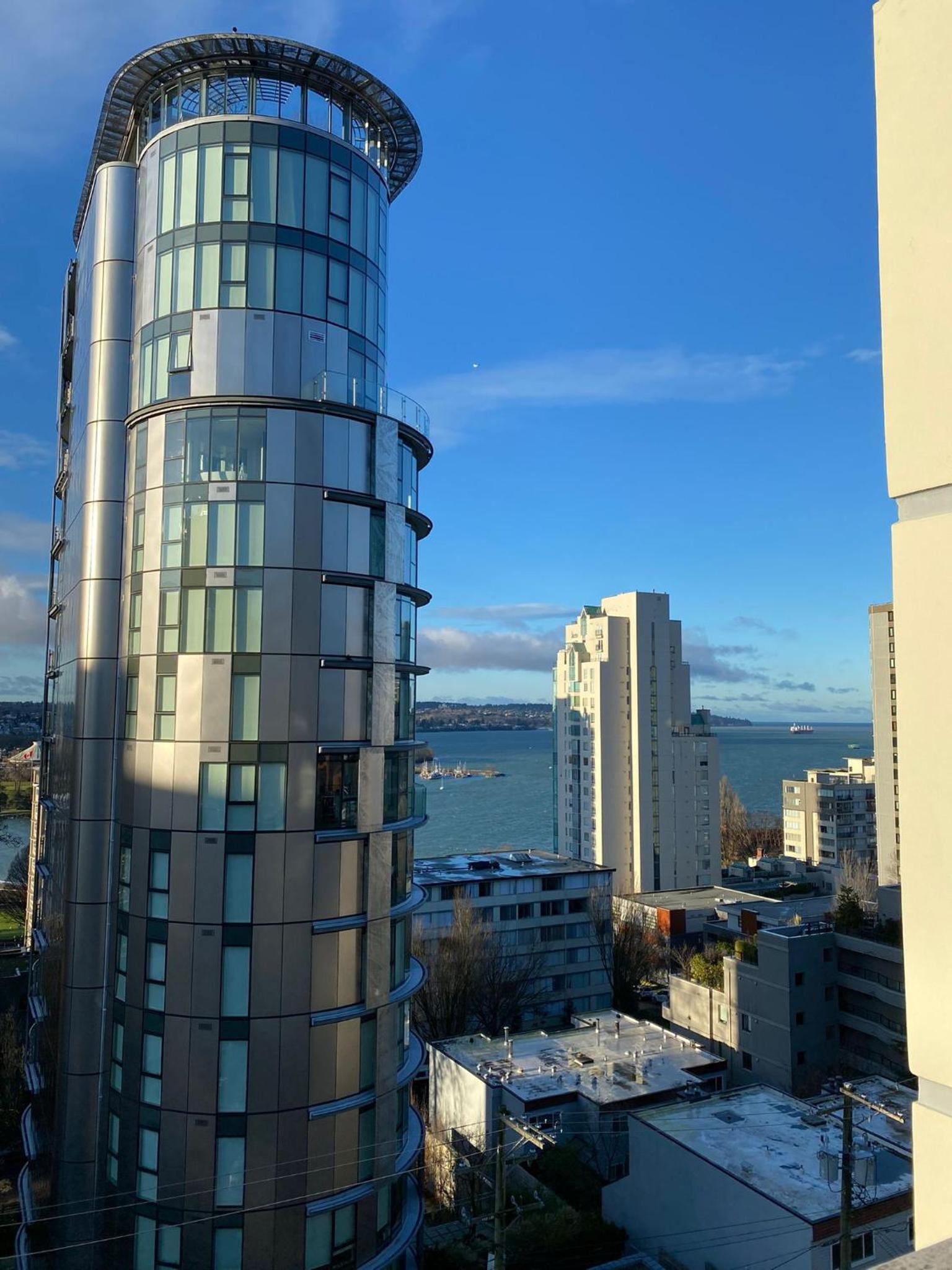 Designer-Luxury. WaterView, Parking, Rooftop pool