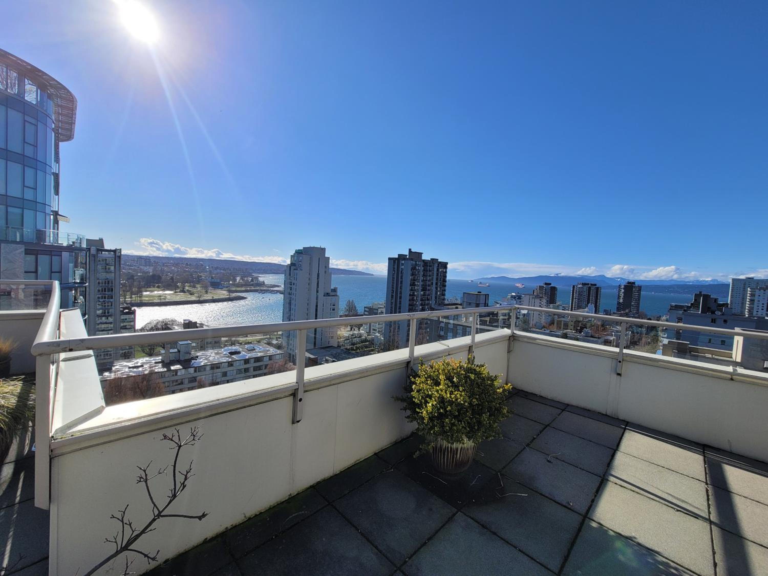 Designer-Luxury. WaterView, Parking, Rooftop pool
