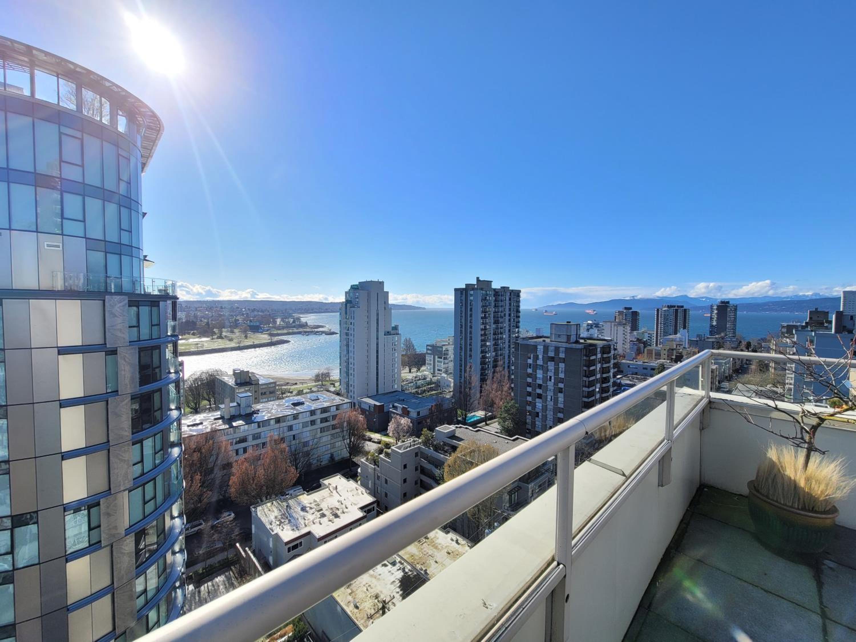 Designer-Luxury. WaterView, Parking, Rooftop pool