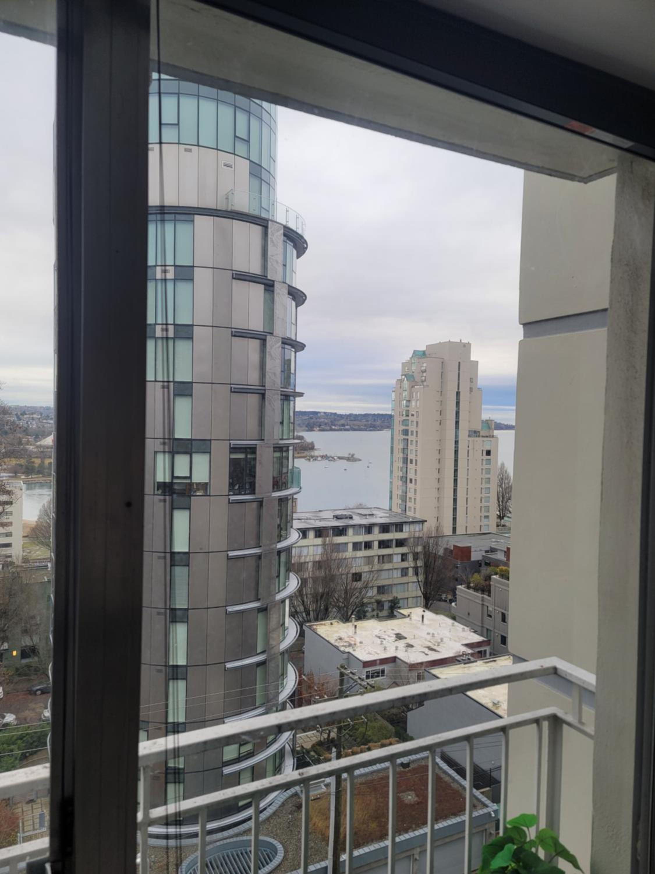 Designer-Luxury. WaterView, Parking, Rooftop pool