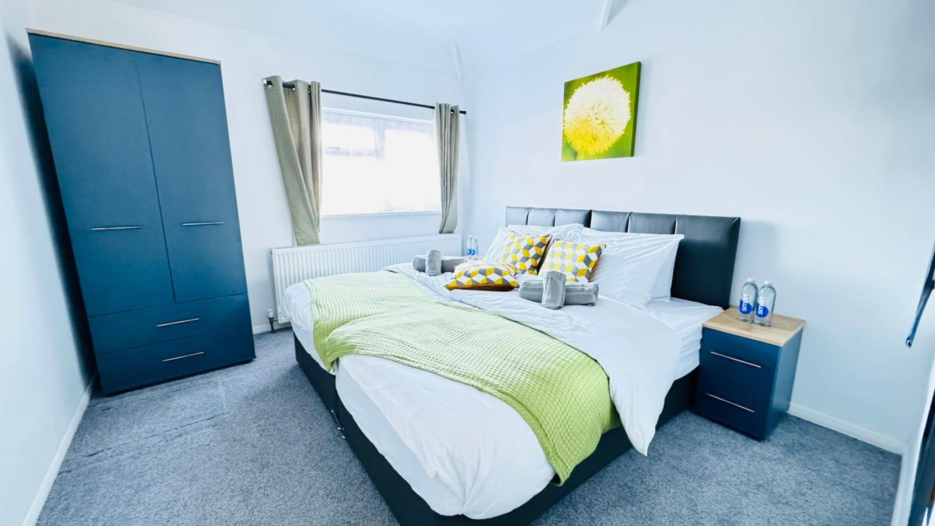 "The Cromwell" I Contractor's Haven Borehamwood I 3 - 6 Beds I Free Parking, Netflix & Sky Sports view 5